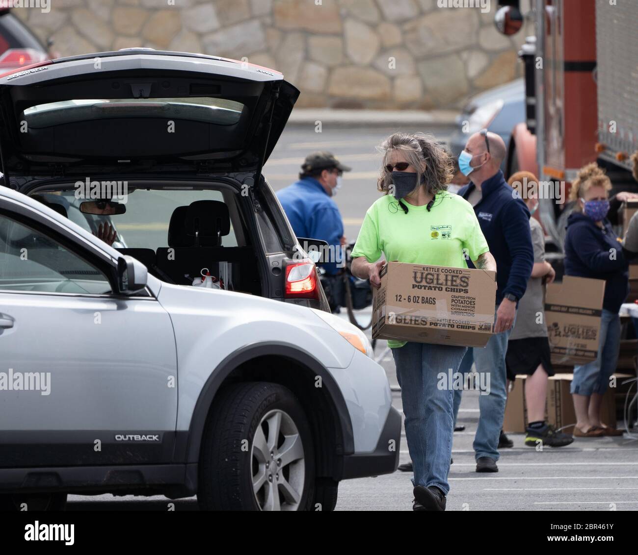 Berks County, Pennsylvanie -20 mai 2020- le bénévolat met une boîte de potatos en voiture. Les croustilles de Dieffenbach ont donné aujourd'hui 40,000 livres de pommes de terre Banque D'Images