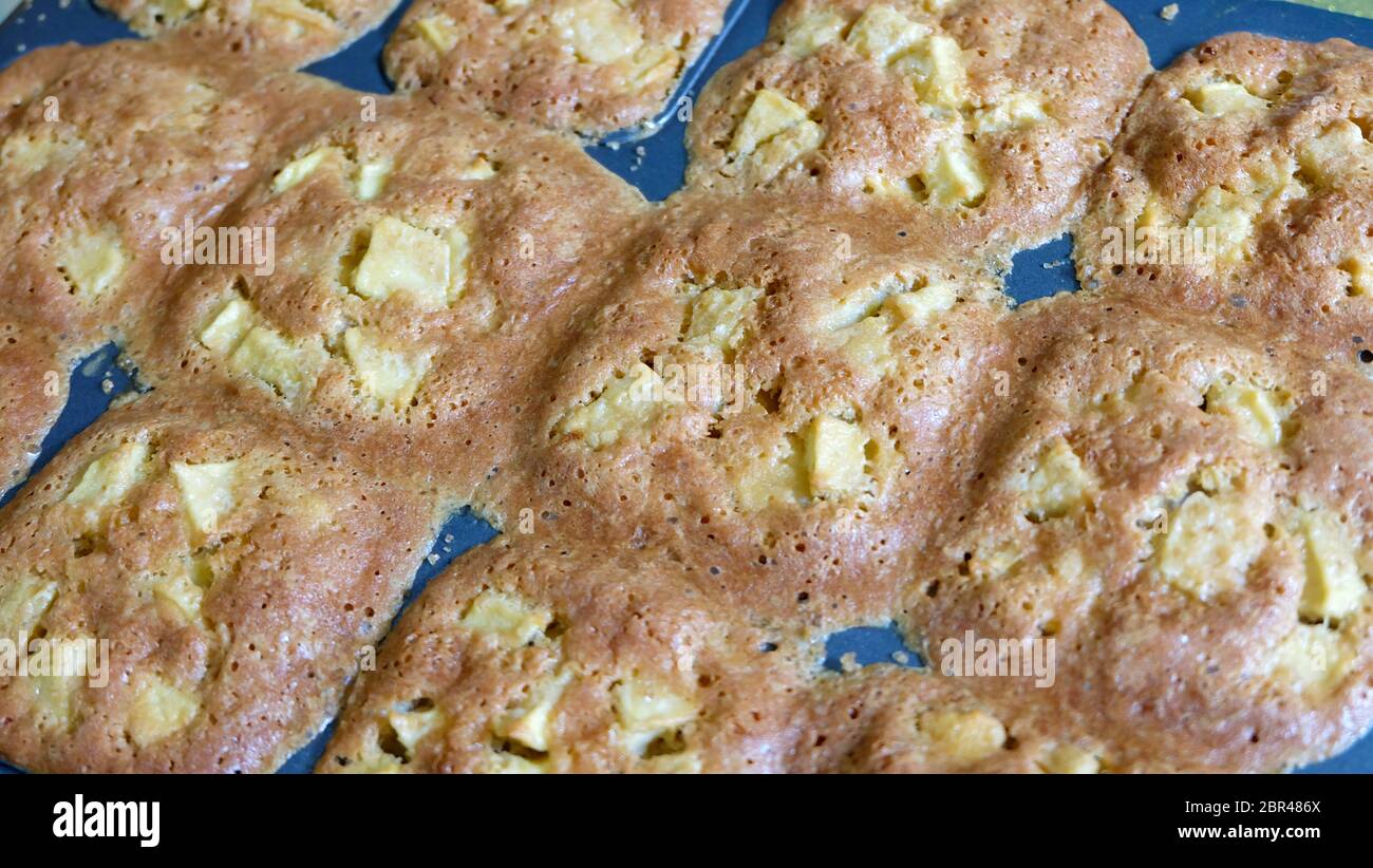 Muffin aux pommes fraîchement cuit dans une poêle à pâtisserie. Banque D'Images