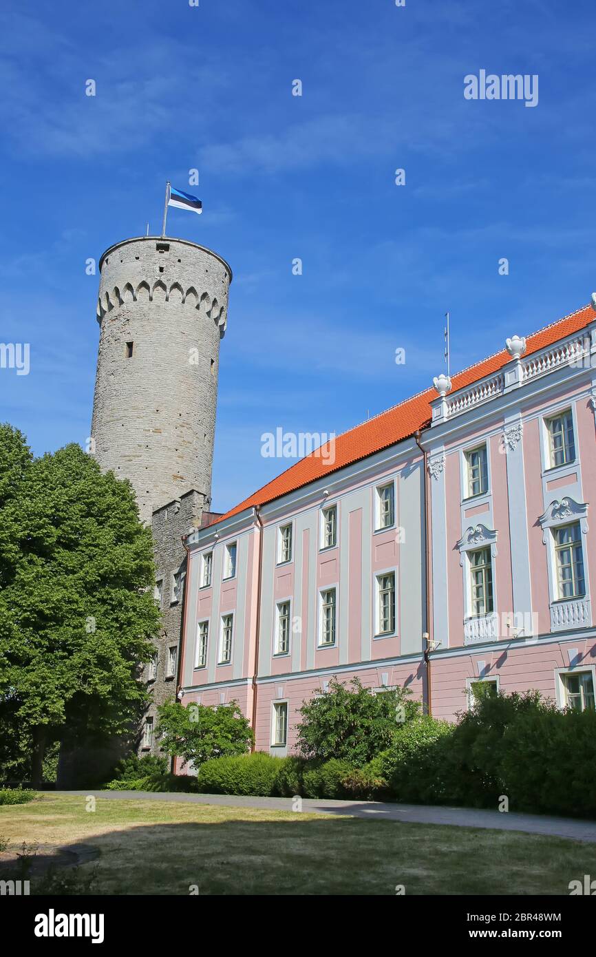 Le Parlement estonien s'est construit sur la colline de Toompea, dans la partie centrale de la vieille ville, Tallinn, la capitale de l'Estonie. Banque D'Images