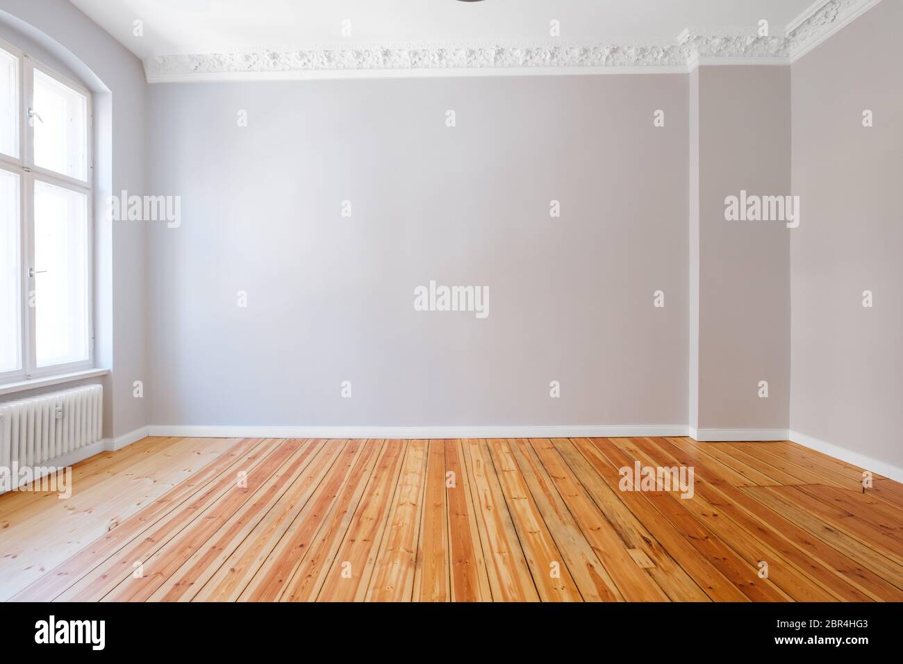 chambre d'appartement vide avec parquet et plafond en stuc Banque D'Images