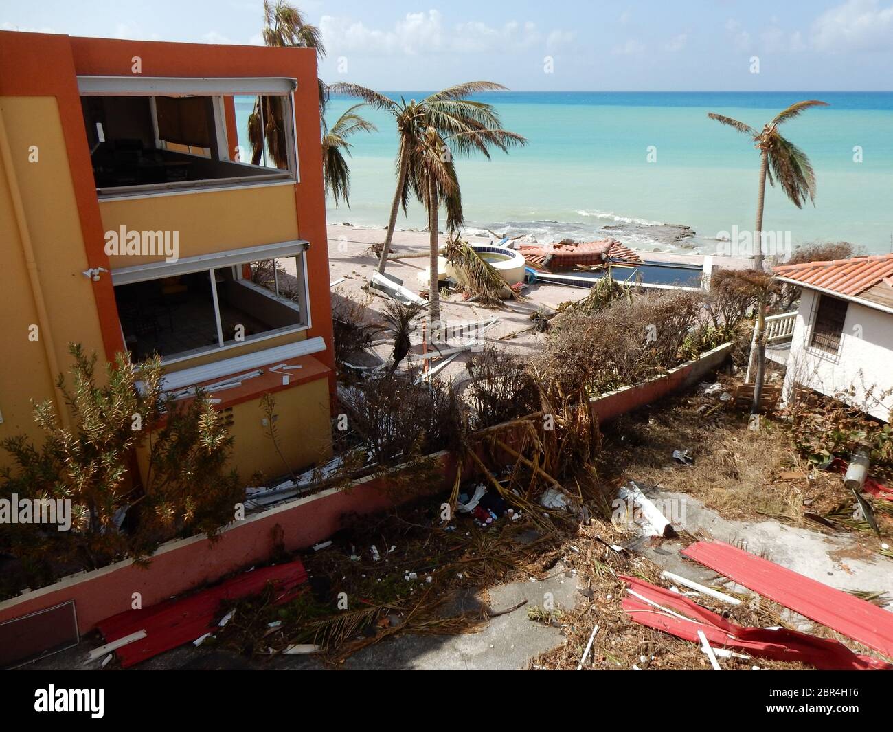 Des débris de bâtiments endommagés jonclent la belle île de Sint Maarten après qu'elle ait été frappée par l'ouragan Irma en septembre 2017 Banque D'Images