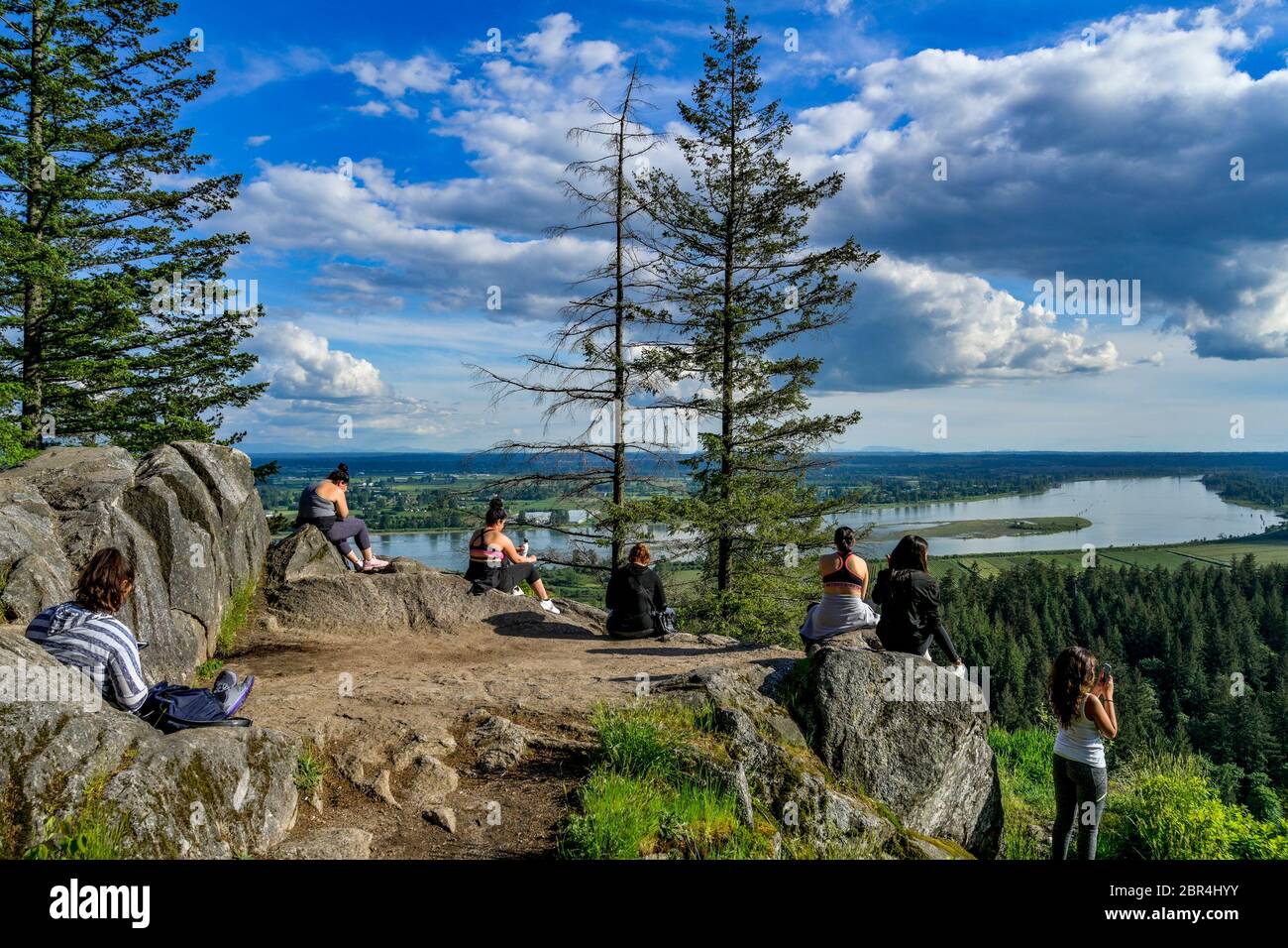 Randonneurs bénéficiant d'une vue depuis High Knoll, belvédère, parc régional de Minnekhada, Coquitlam, Colombie-Britannique, Canada Banque D'Images
