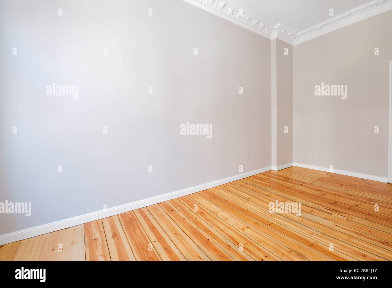 chambre d'appartement vide avec parquet après rénovation Banque D'Images