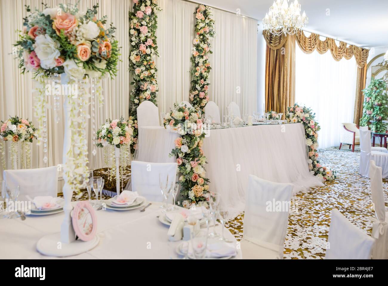 Banquet de mariage au restaurant, tables avec fleurs et décorations, bougies. Table pour réception de mariage ou de réception d'événement. Banque D'Images