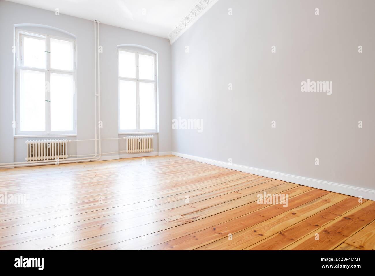 chambre d'appartement vide avec parquet dans un appartement neuf Banque D'Images