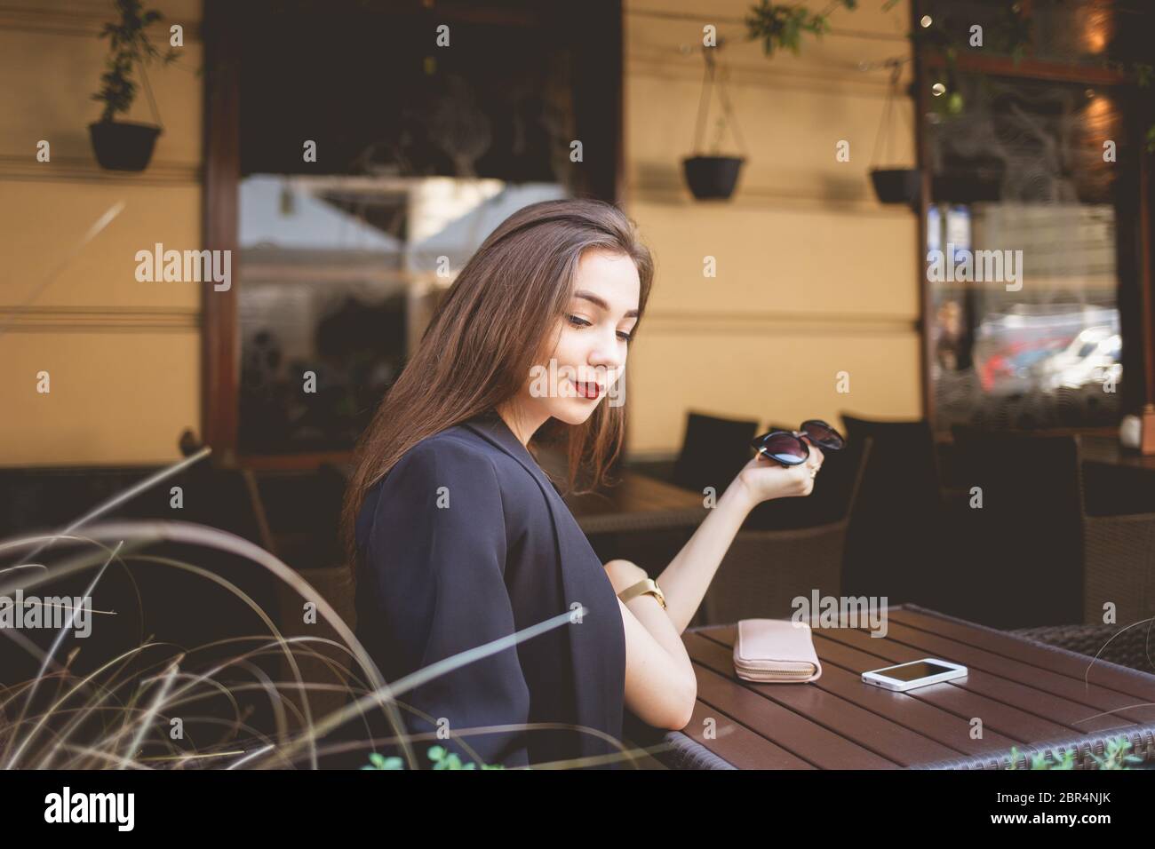 Belle dame solitaire à une table de café a l'air bien Banque D'Images