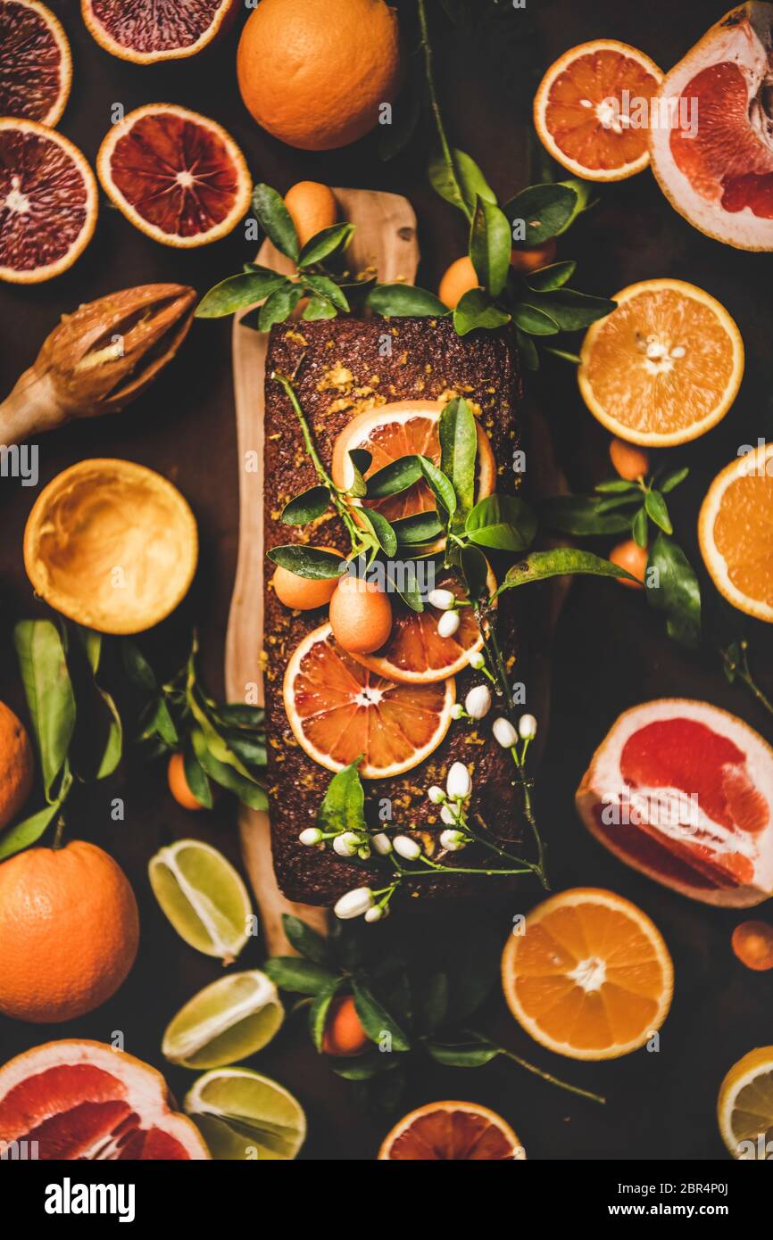 Gateau Mediterraneen Aux Agrumes Gateau A Plat Aux Amandes Avec Oranges Fraiches Citron Kumquat Pamplemousses Et Fleurs Et Feuilles Dans Le Noir Photo Stock Alamy