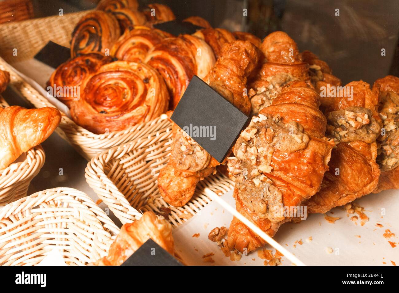 Pâtisseries délicieuses fraîchement préparées dans un magasin de pâtisseries. Beaucoup de petits pains et croissants sur une étagère d'un magasin de boulangerie Banque D'Images