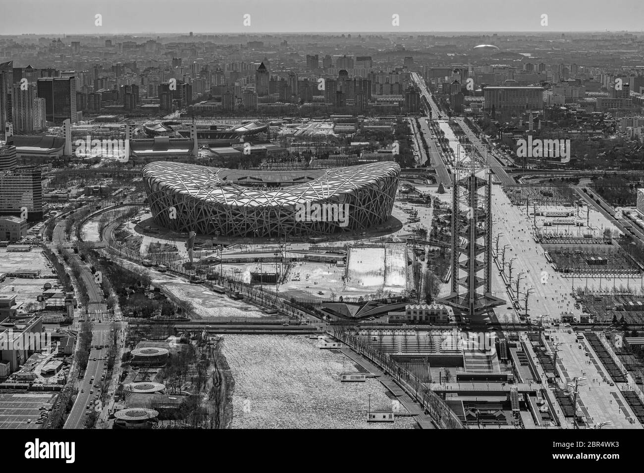 Pékin / Chine - 20 février 2016 : vue aérienne du stade Birds Nest et du centre-ville de Pékin depuis la Tour d'observation du parc olympique Banque D'Images