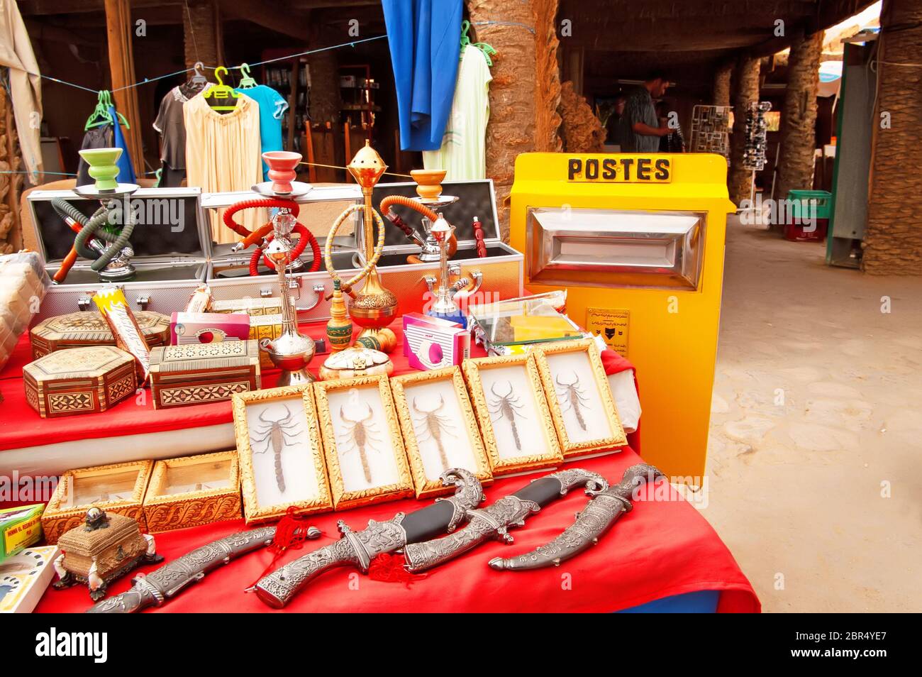 TUNISIE - 01 MAI 2007 : souvenirs dans un magasin dans le désert du Sahara. Ankys, vêtements, cercueils, cadres avec scorpions séchés et armes à tranchant Banque D'Images