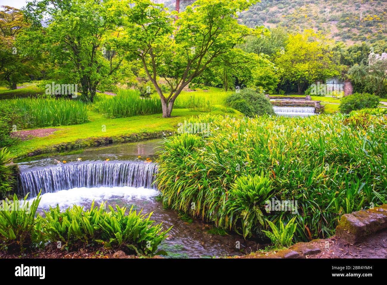 eden jardin fairytale fontaine dans le Giardino di Ninfa - Cisterna di Latina - Lazio - Italie . Banque D'Images