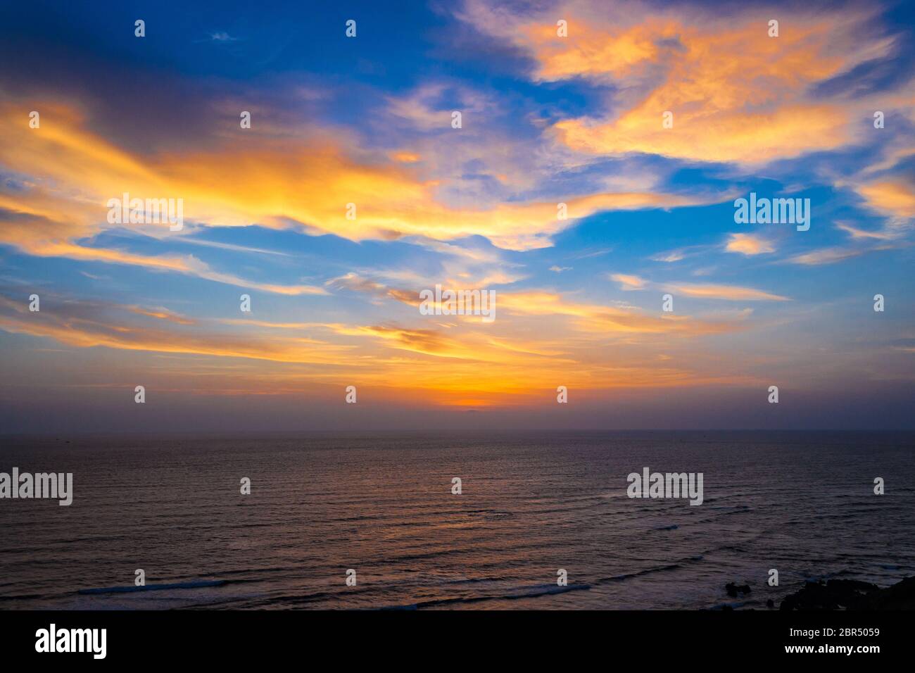 Goa, Inde - vues spectaculaires sur les nuages depuis le fort de Chapora, au-dessus de la plage de Vagator. Le Goa de la taille d'une pinte est plus que des plages et des fêtes de transe. Un mélange kaléidoscopique Banque D'Images