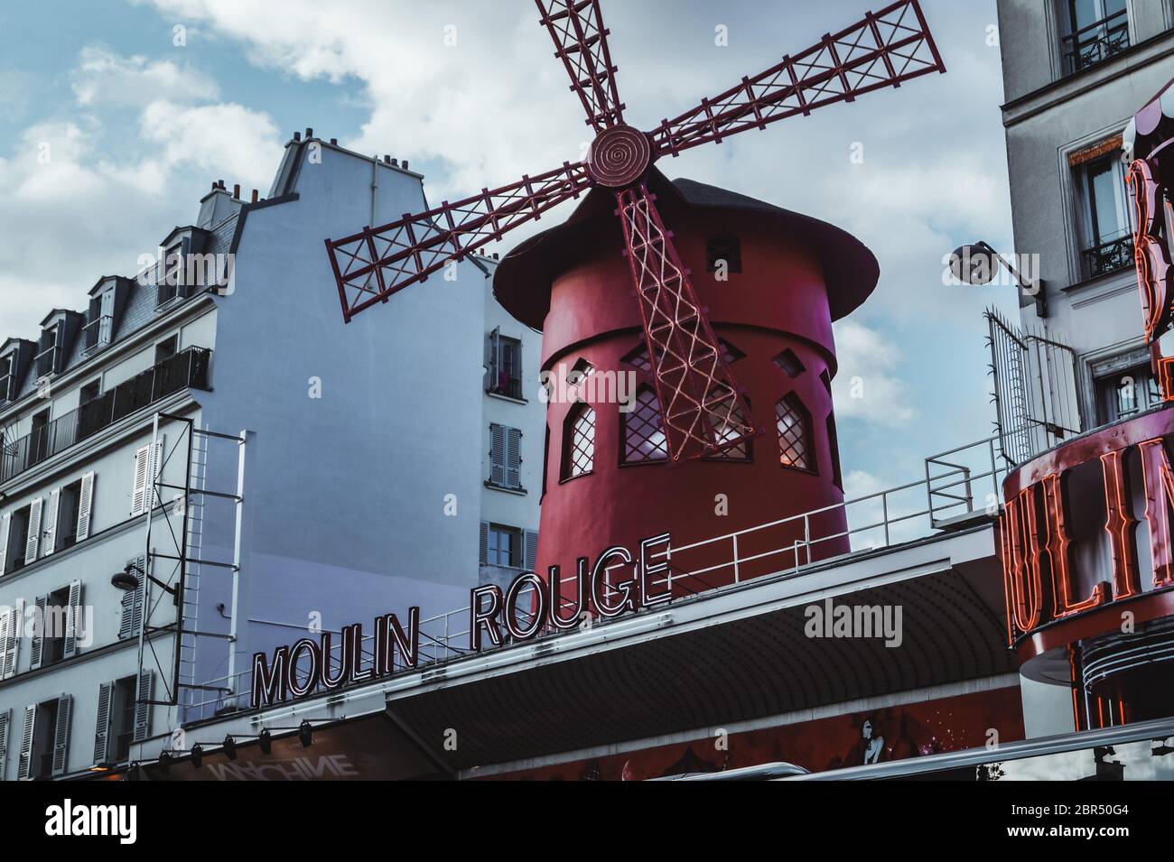 France, Paris, Moulin Rouge : célèbre photographie du Moulin Rouge de paris prise le jour du soleil Banque D'Images