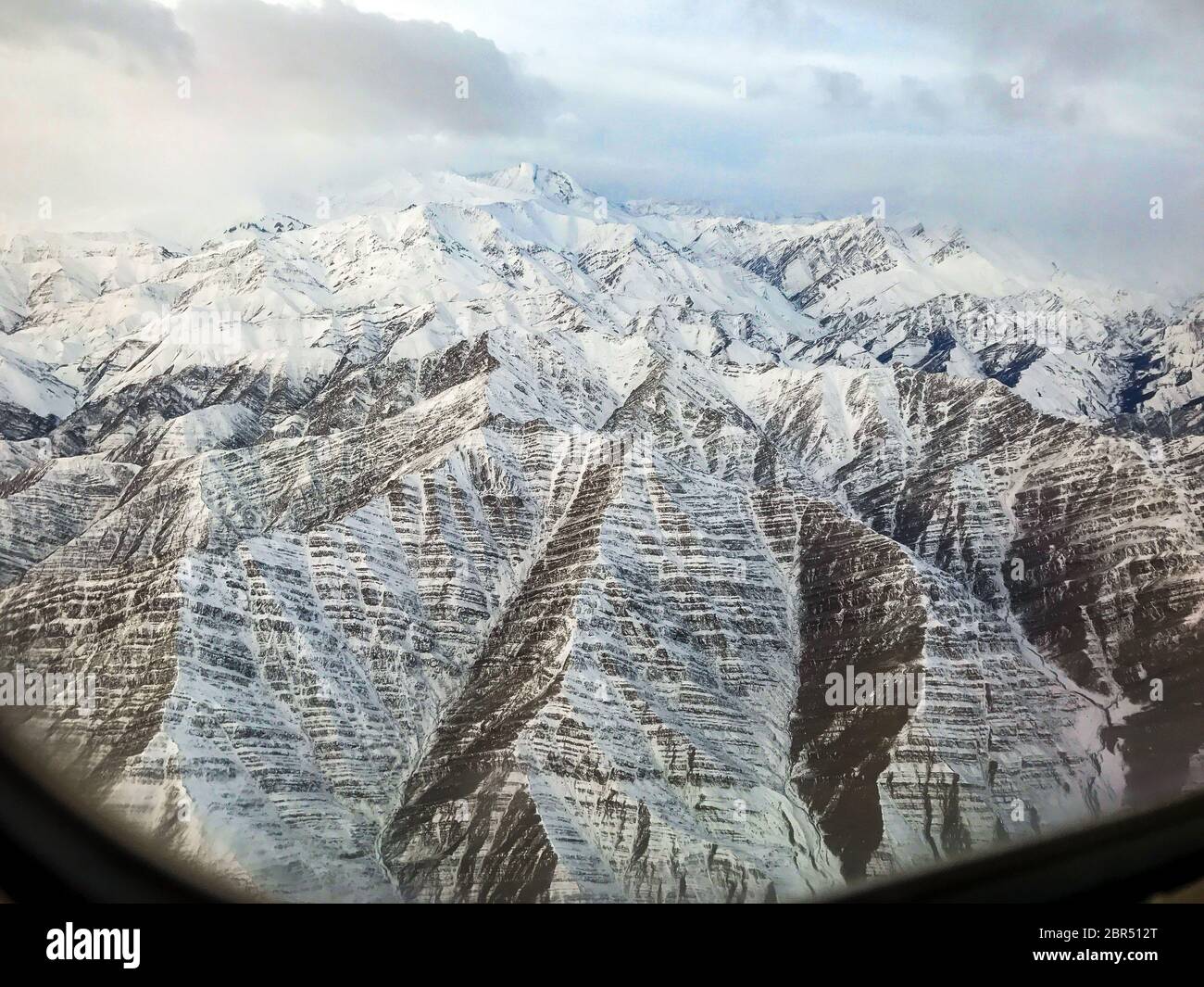 Vue panoramique aérienne des montagnes couvertes de neige du Ladakh, Jammu-et-Cachemire, Inde Asie. Les montagnes blanches semblent impressionnantes d'un vol de Delhi à Leh Banque D'Images