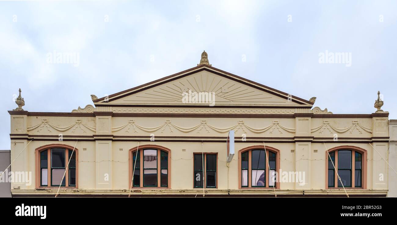 Variété de façades de bâtiments classés au patrimoine érigé à la fin du 19e siècle jusqu'au début du xxe siècle à Armidale, NSW, Australie Banque D'Images