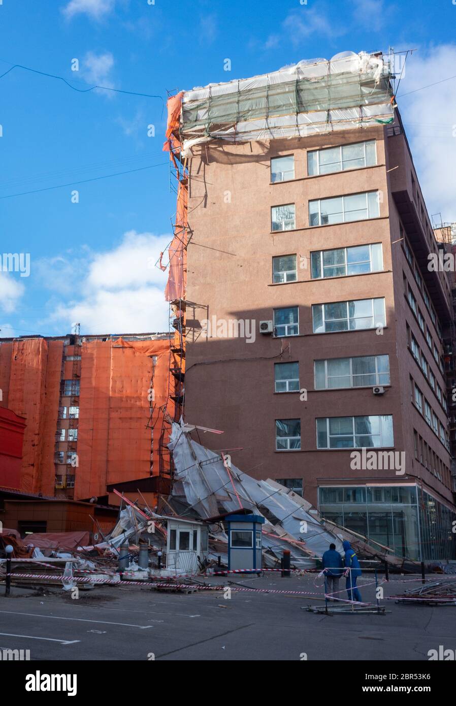 Les échafaudages se sont effondrés à partir d'un vent fort près d'un bâtiment reconstruit de plusieurs étages dans le centre-ville. Banque D'Images