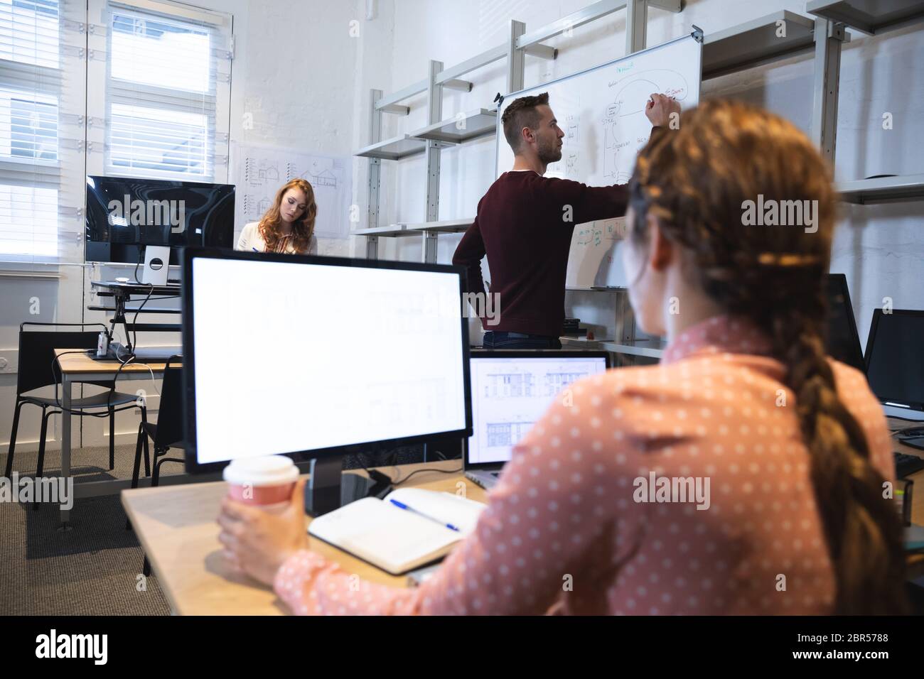Les gens créatifs travaillant dans un bureau moderne et décontracté Banque D'Images