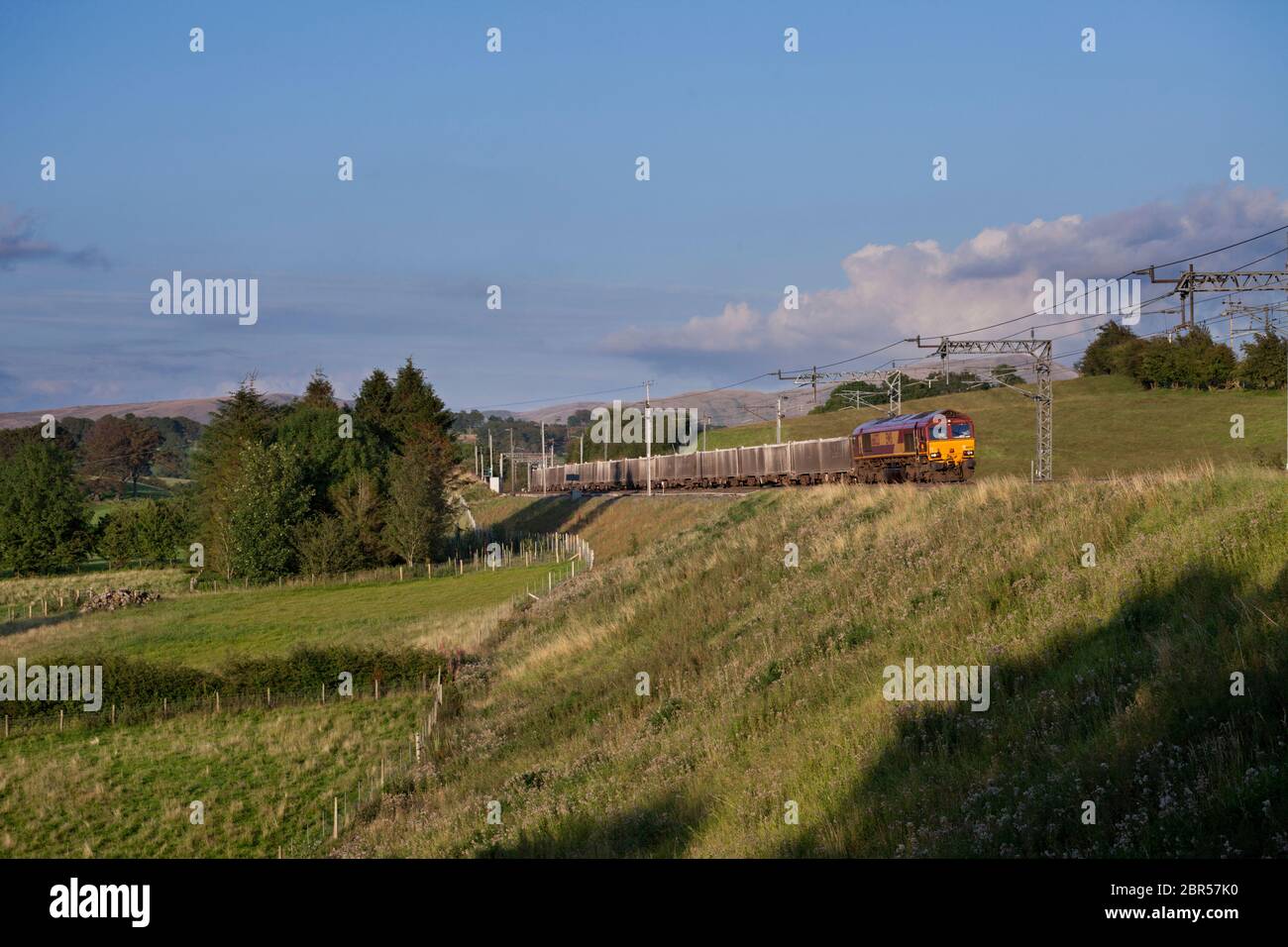 Classe 66 DB Cargo dans l'EWS locomotive livery passant Lambrigg Oxenhome (au nord de la ligne principale de la côte ouest) avec un train de marchandises transportant la chaux Banque D'Images