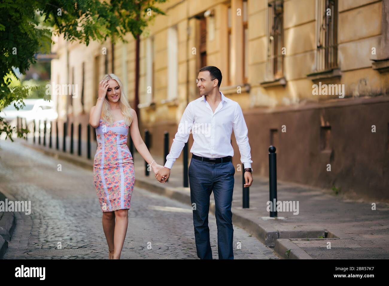 femme avec son mari qui marche dans la ville, habillée avec soin Banque D'Images