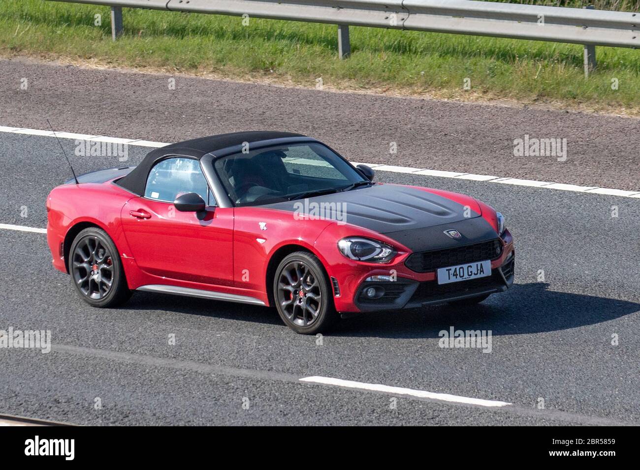 2017 noir rouge Abarth 124 Spider Multiair Auto ; véhicules mobiles pour la circulation routière, conduite de véhicules sur les routes britanniques, moteurs, conduite sur l'autoroute M6 Banque D'Images