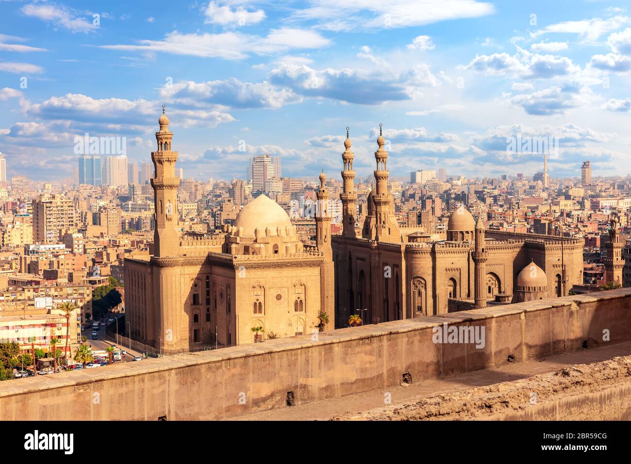 Vue sur le Mosque-Madrassa du Sultan Hassan, Le Caire, Égypte. Banque D'Images