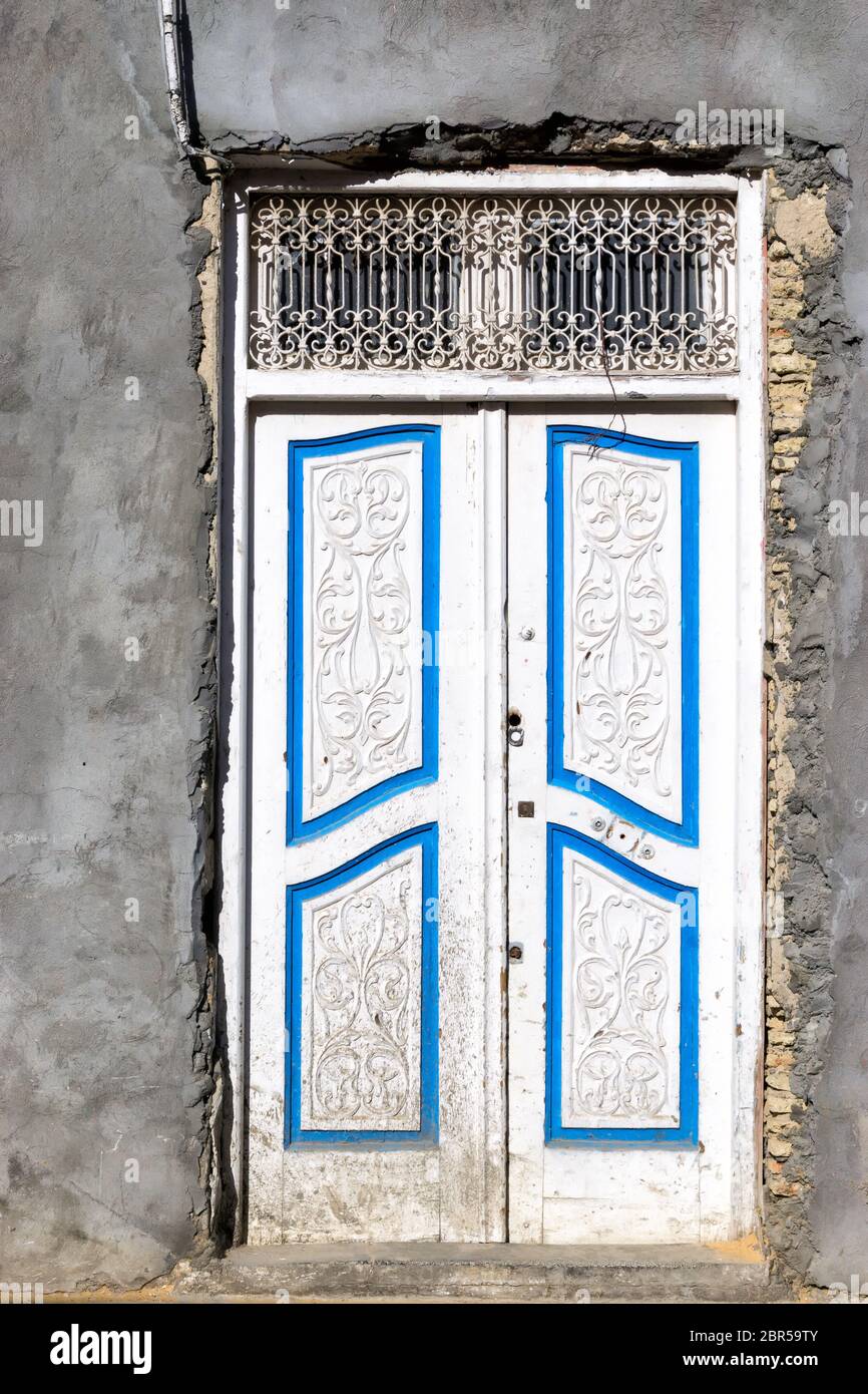 Porte blanche et grise façade de maison à Kairouan, Tunisie. Banque D'Images