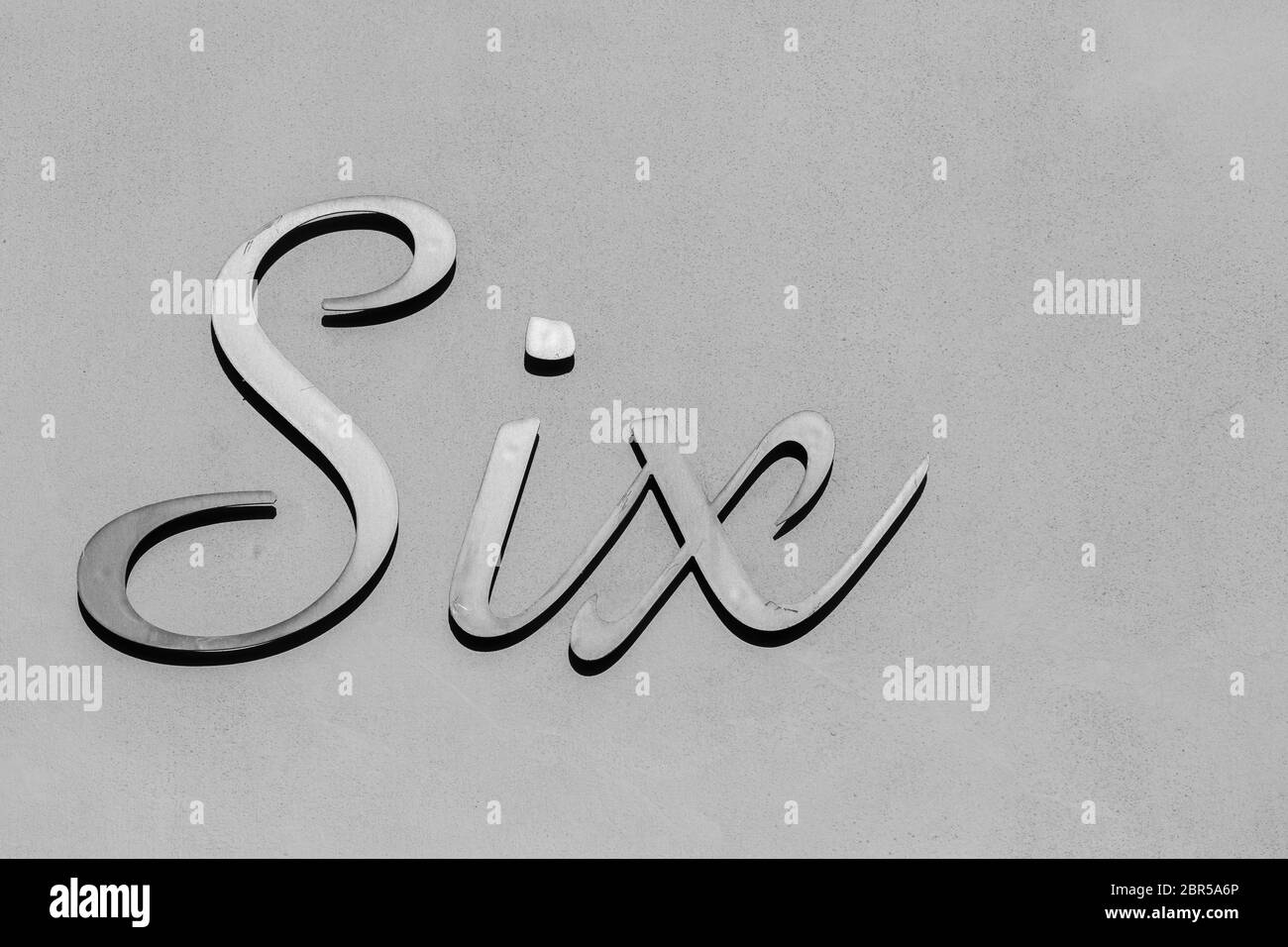 Plaque métallique de signalisation numéro six décor noir et blanc. Banque D'Images