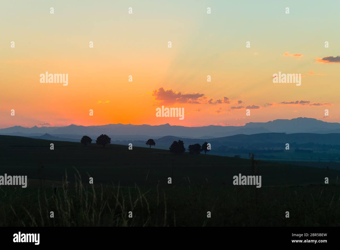 Montagnes terres agricoles coucher de soleil été paysage pittoresque contrastes Banque D'Images