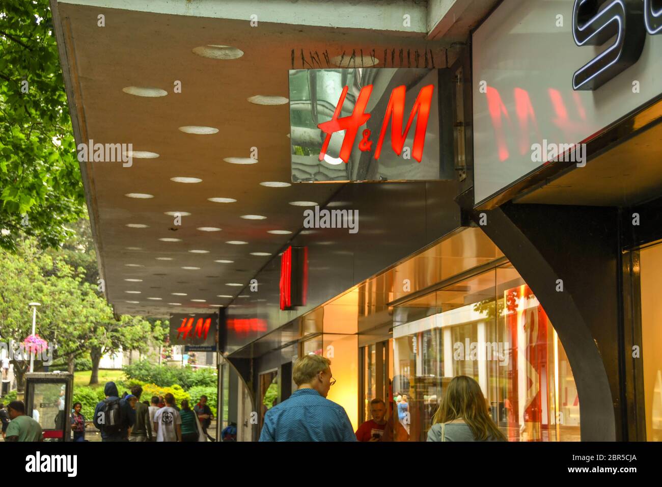 SWANSEA, PAYS DE GALLES - 2018 JUILLET : panneau au-dessus de l'entrée d'une succursale de H&M dans le centre-ville de Swansea. Banque D'Images