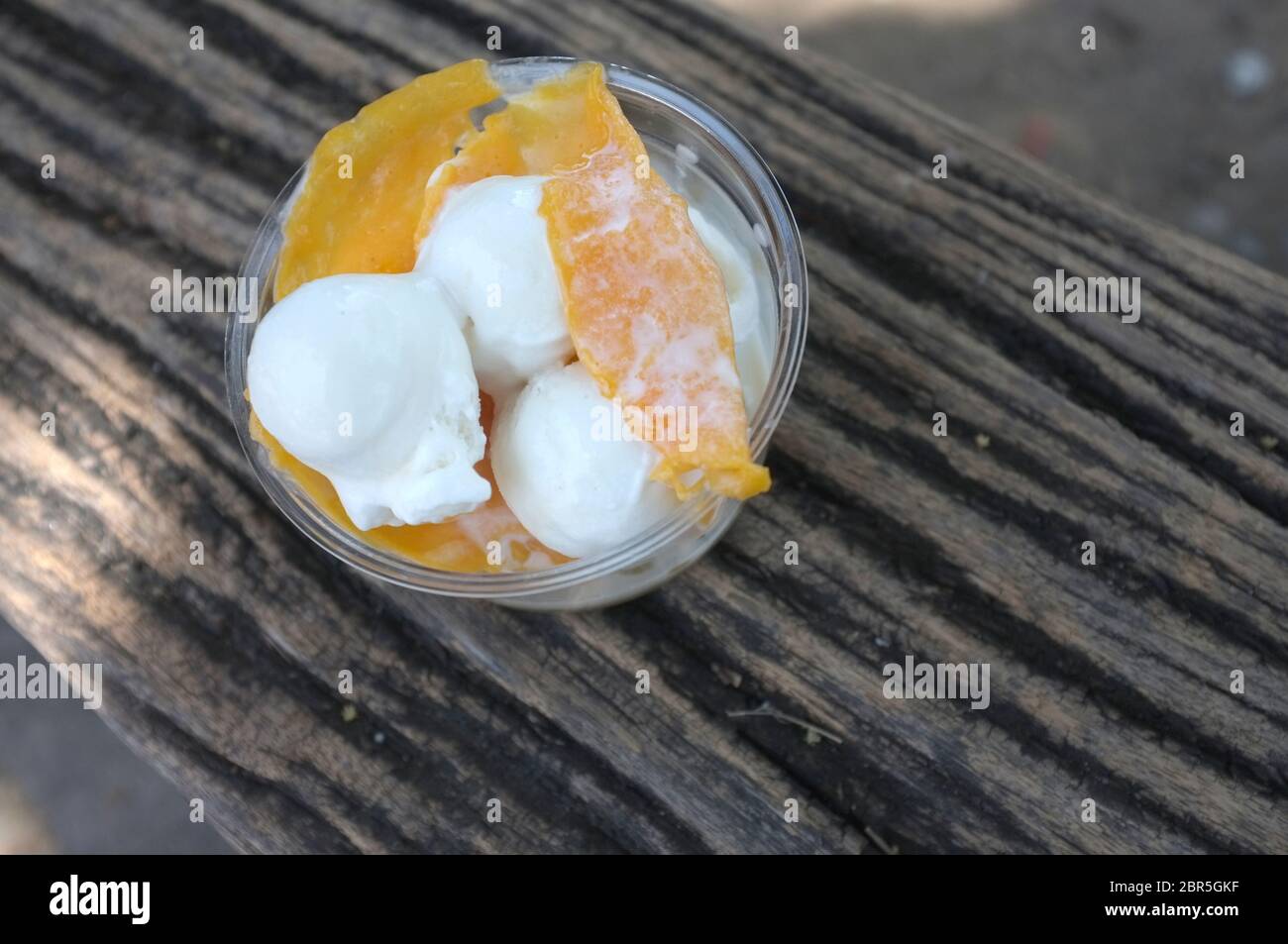 Œufs congelés crème glacée à la noix de coco ou jaune d'œuf congelé à la  crème glacée à la noix de coco . GLACE thaïlandaise Photo Stock - Alamy