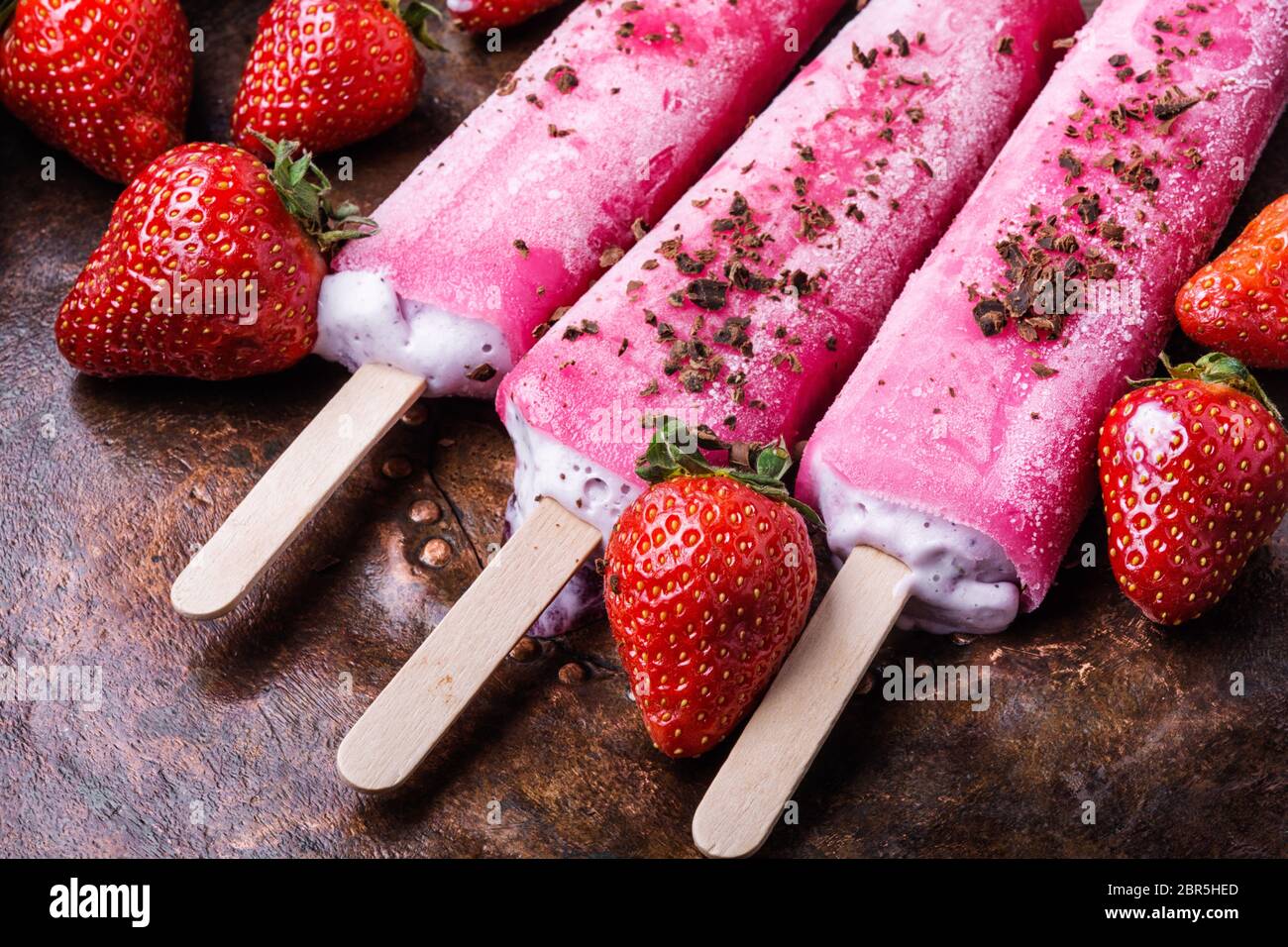Glace à la fraise et les baies fraîches.Summer food Banque D'Images
