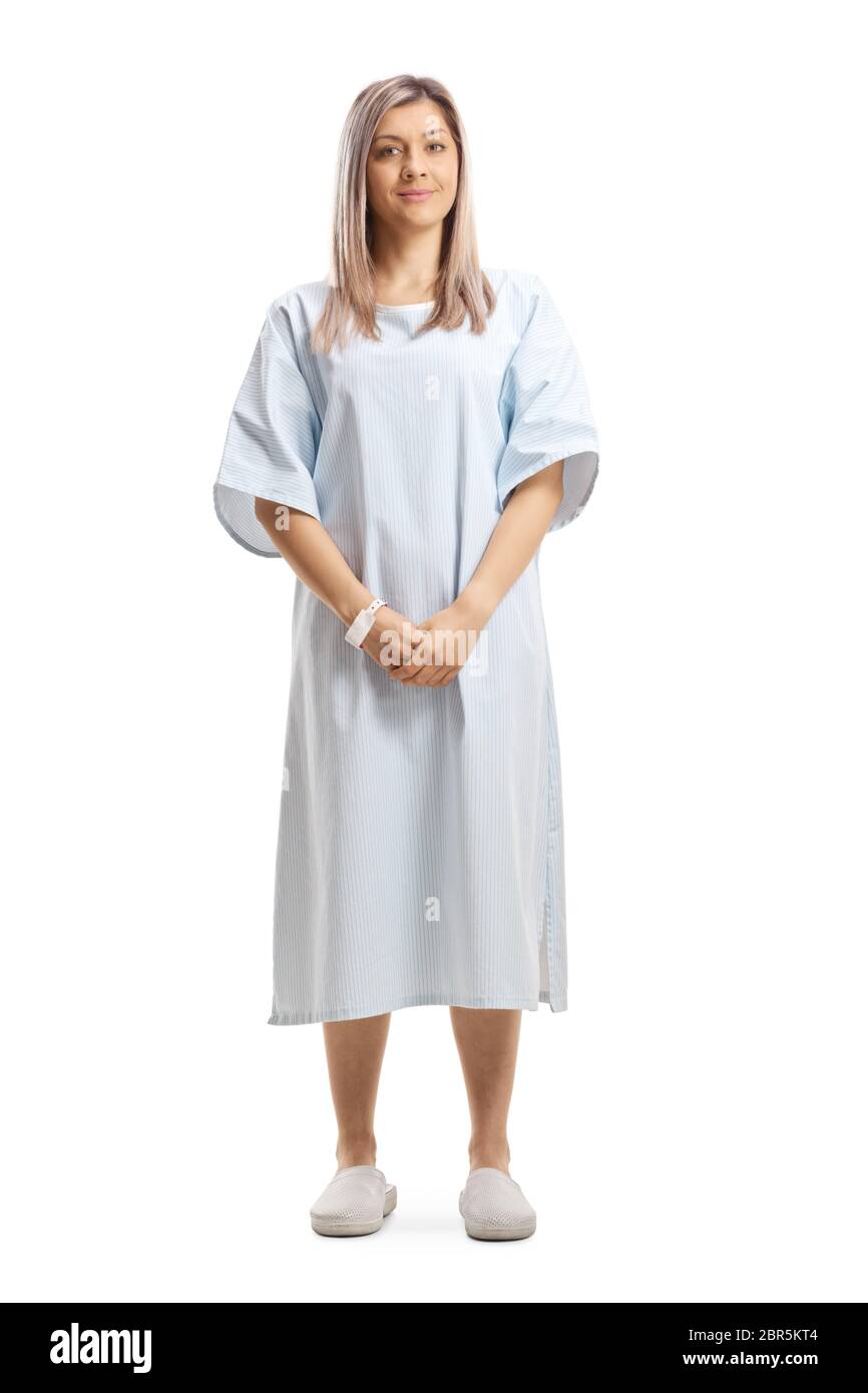 Portrait d'une femme portant une robe de patient isolée sur fond blanc Banque D'Images