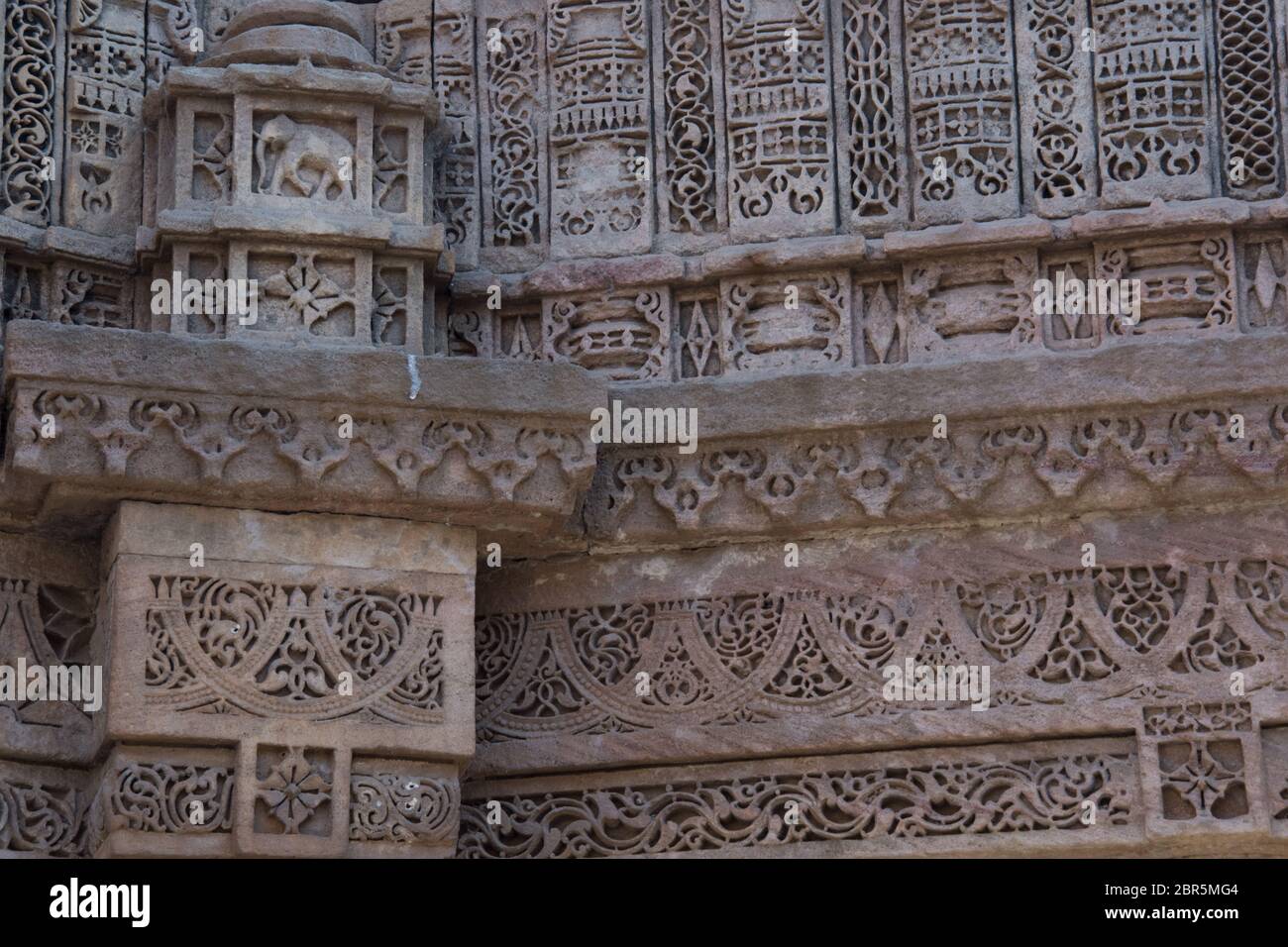 Ahmedabad / Inde / 11 avril 2017 : détails sculptés en grès par main humaine en Inde Banque D'Images