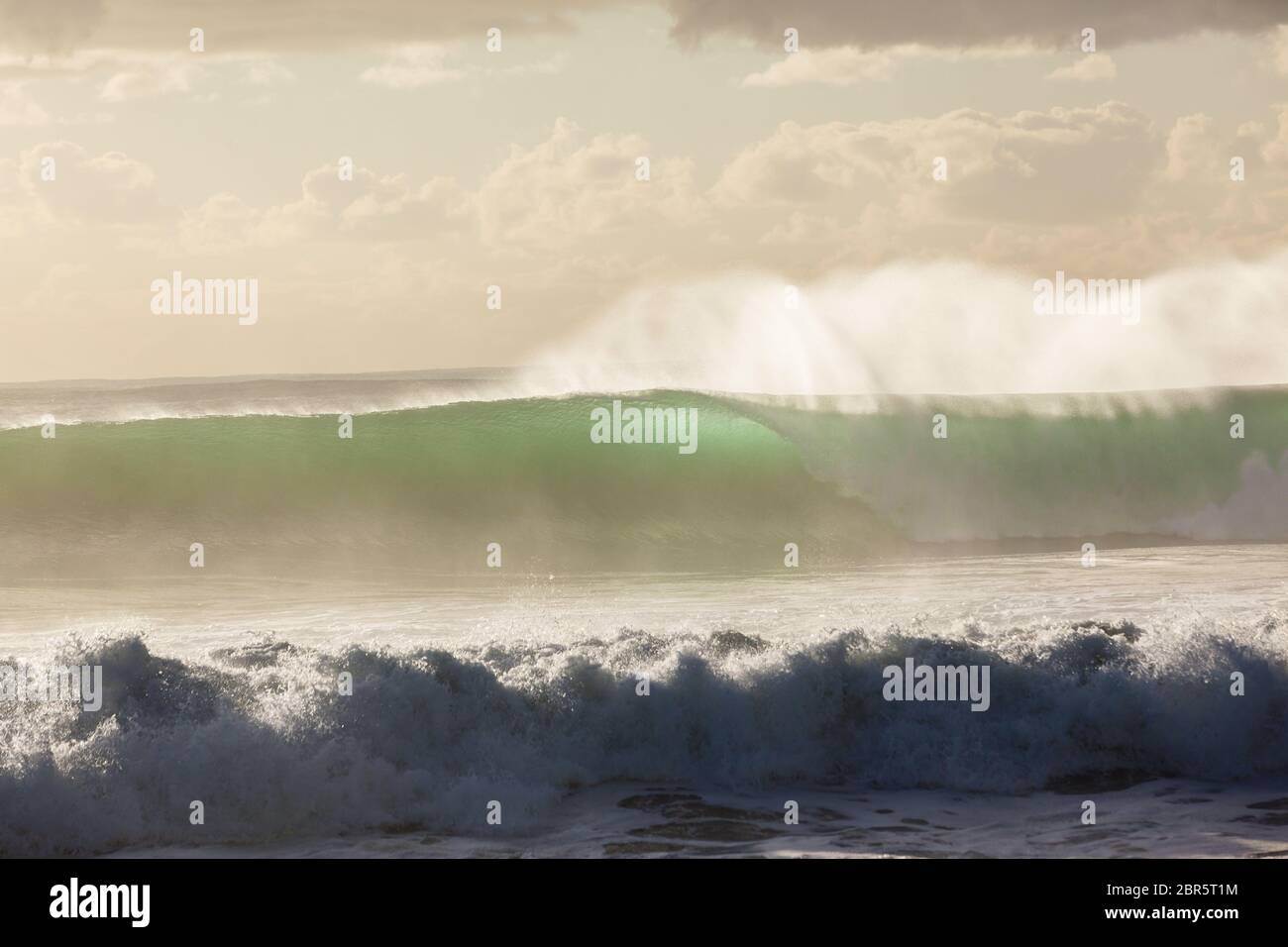 Les vagues de l'océan écrasant la puissance de l'eau vers la plage en cas de tempêtes. Banque D'Images