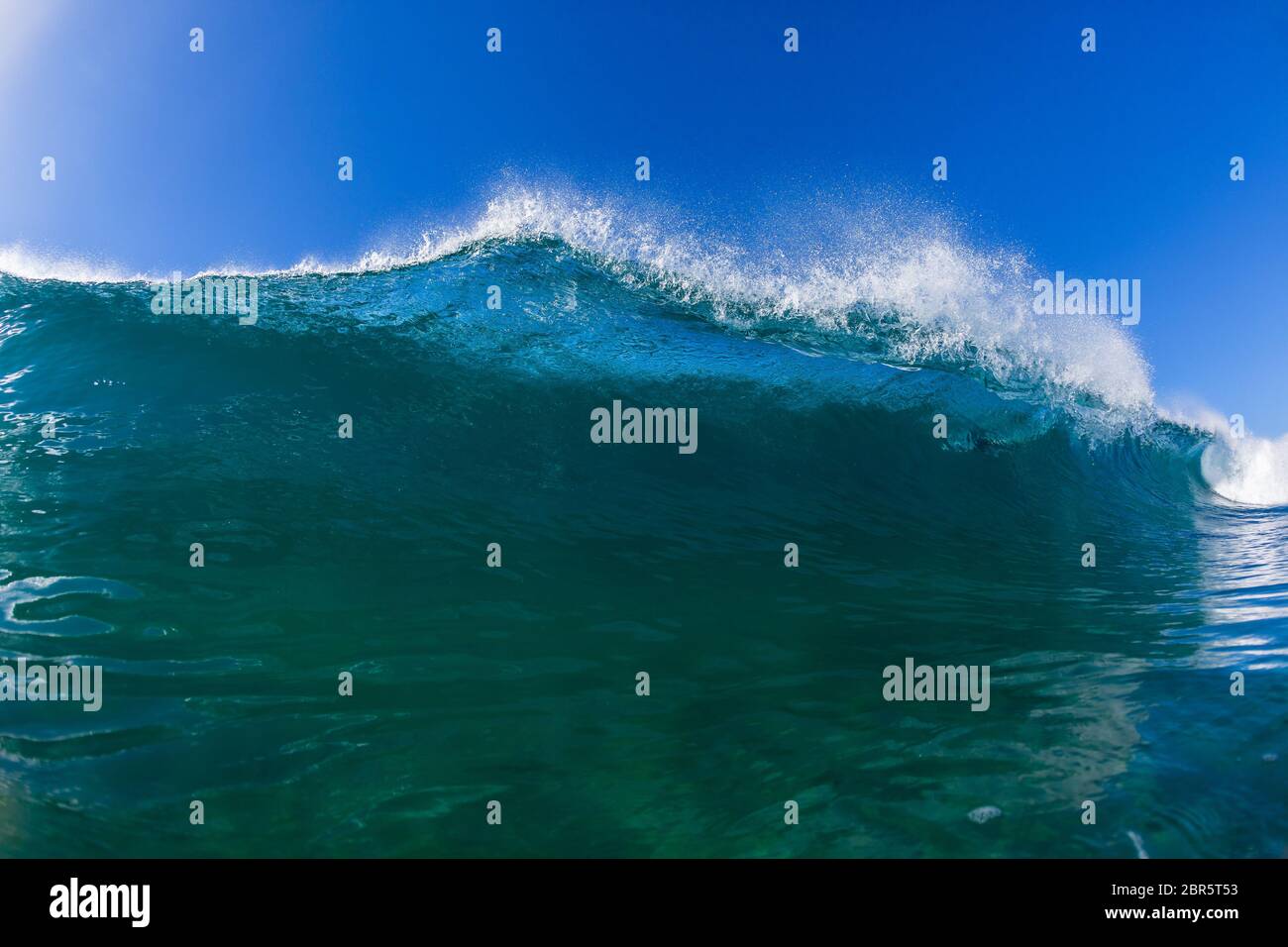 Vague à l'intérieur creux écrasant bleu eau natation photo d'eau Banque D'Images
