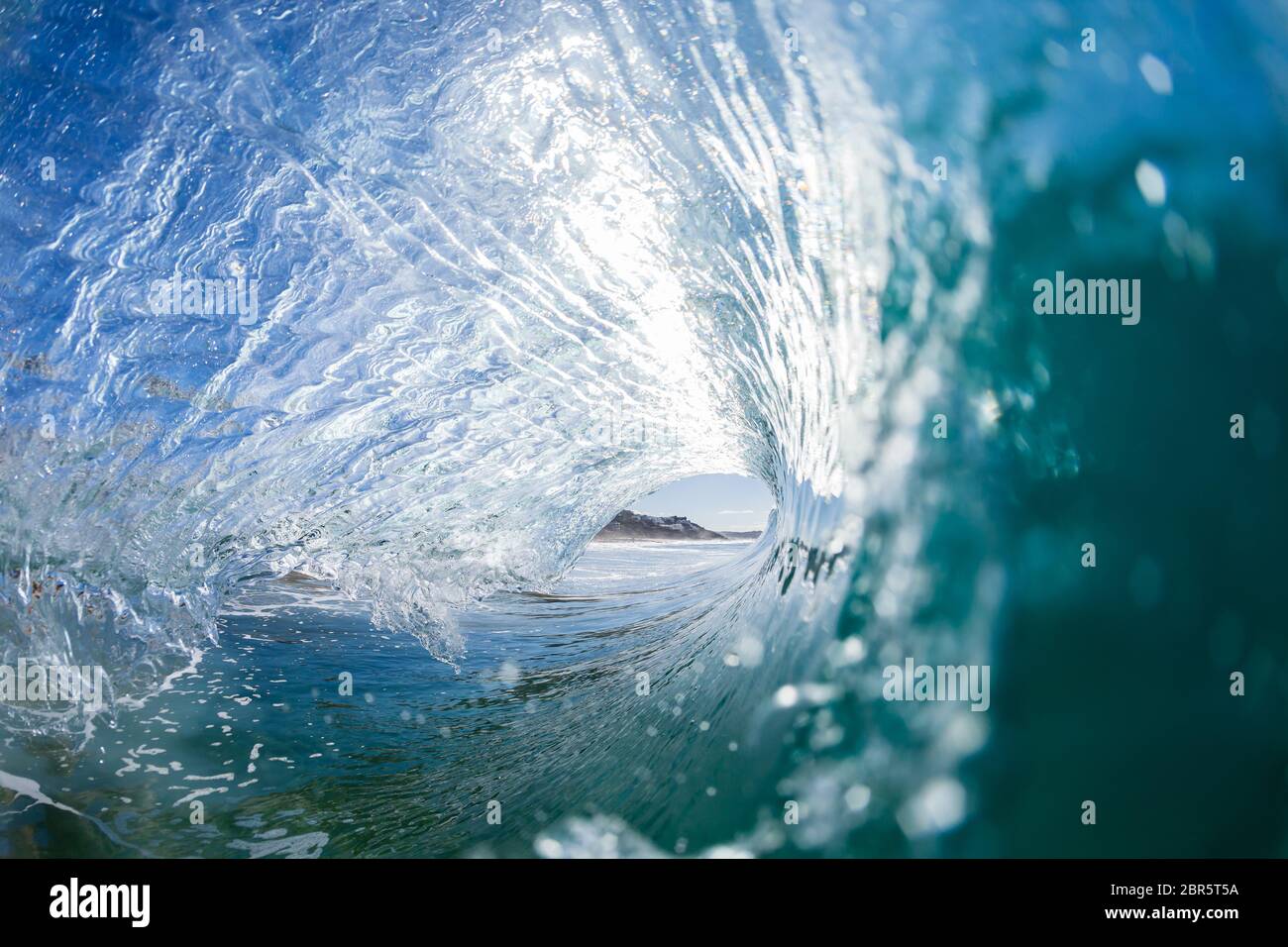 Faites un mouvement à l'intérieur de la cavité qui s'est écrasant bleu eau natation photo d'eau Banque D'Images
