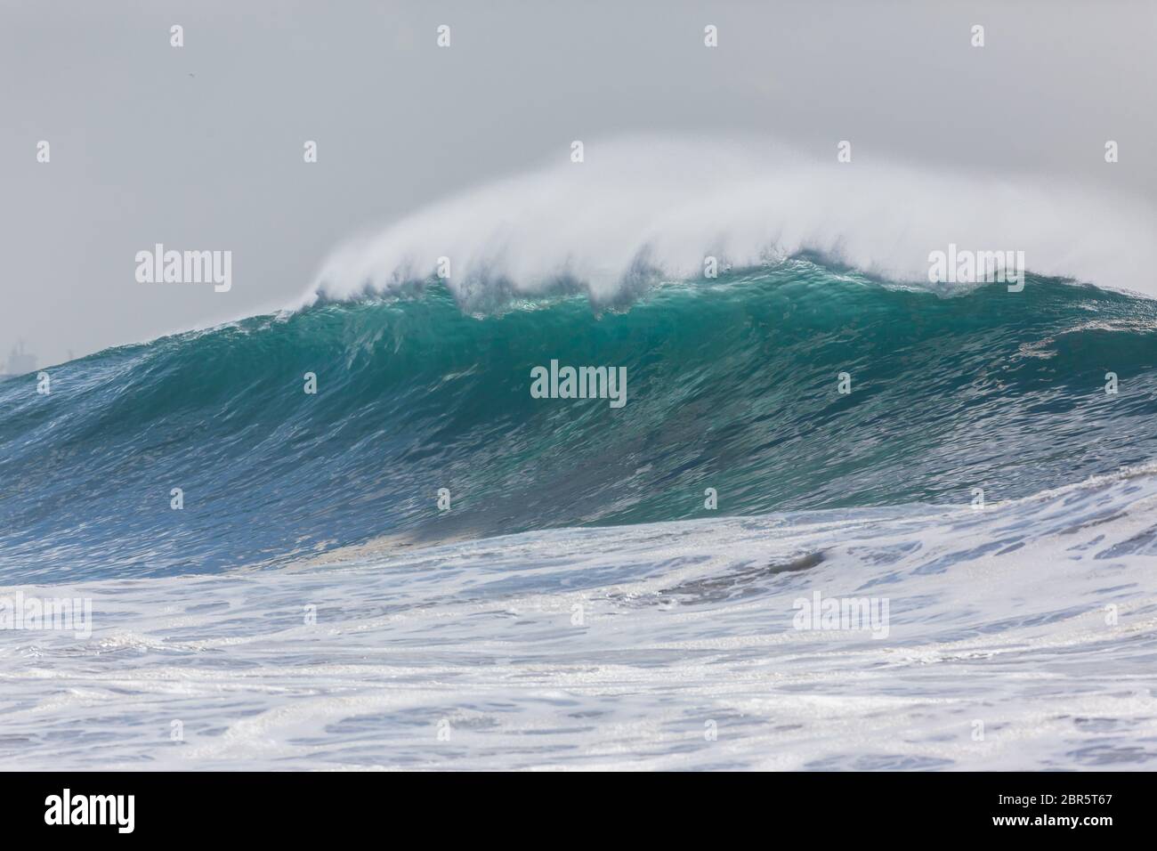 Les vagues de l'océan écrasant la puissance de l'eau vers la plage en cas de tempêtes. Banque D'Images