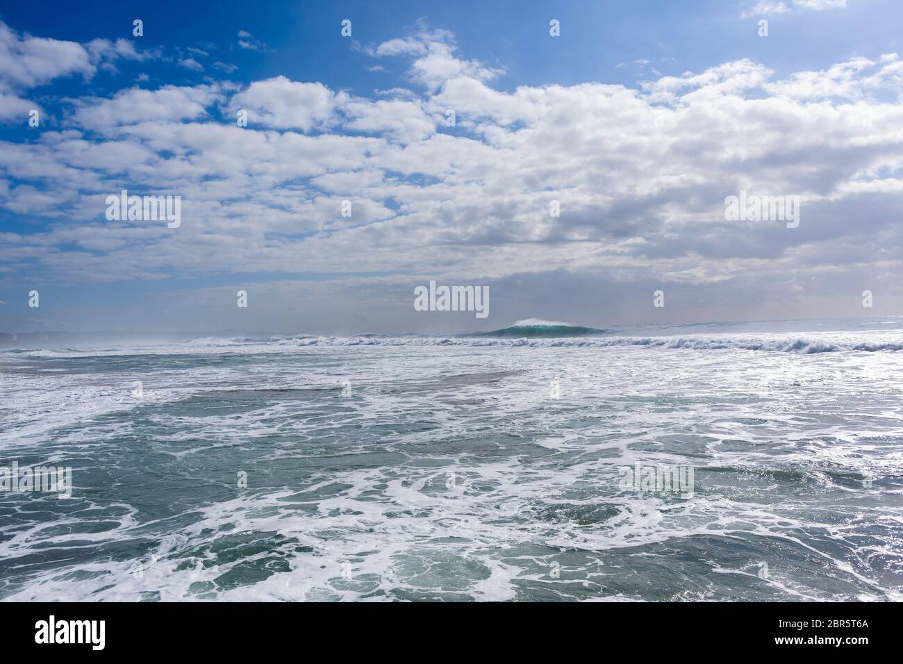 Les vagues de l'océan écrasant la puissance de l'eau vers la plage en cas de tempêtes. Banque D'Images