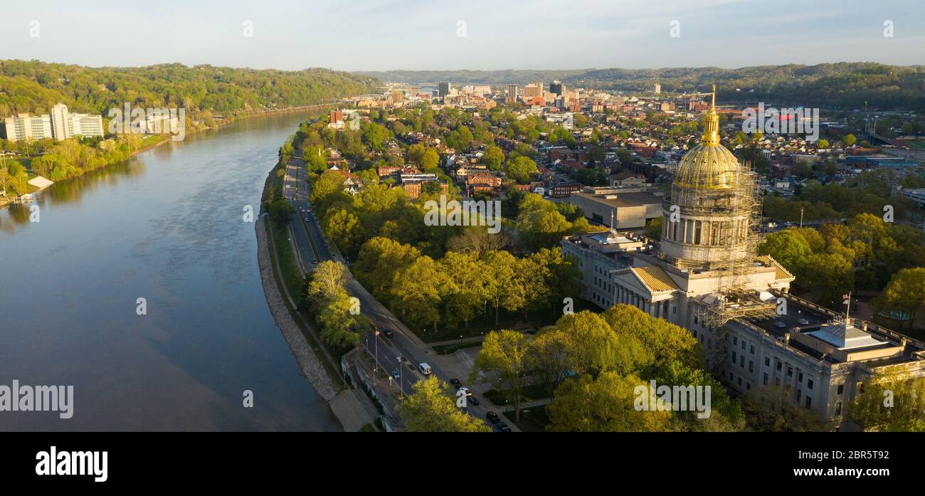 Lever du soleil se reflète dans la Kanawha River qui s'écoule lentement par le centre-ville pittoresque de Charleston West Virginia Banque D'Images