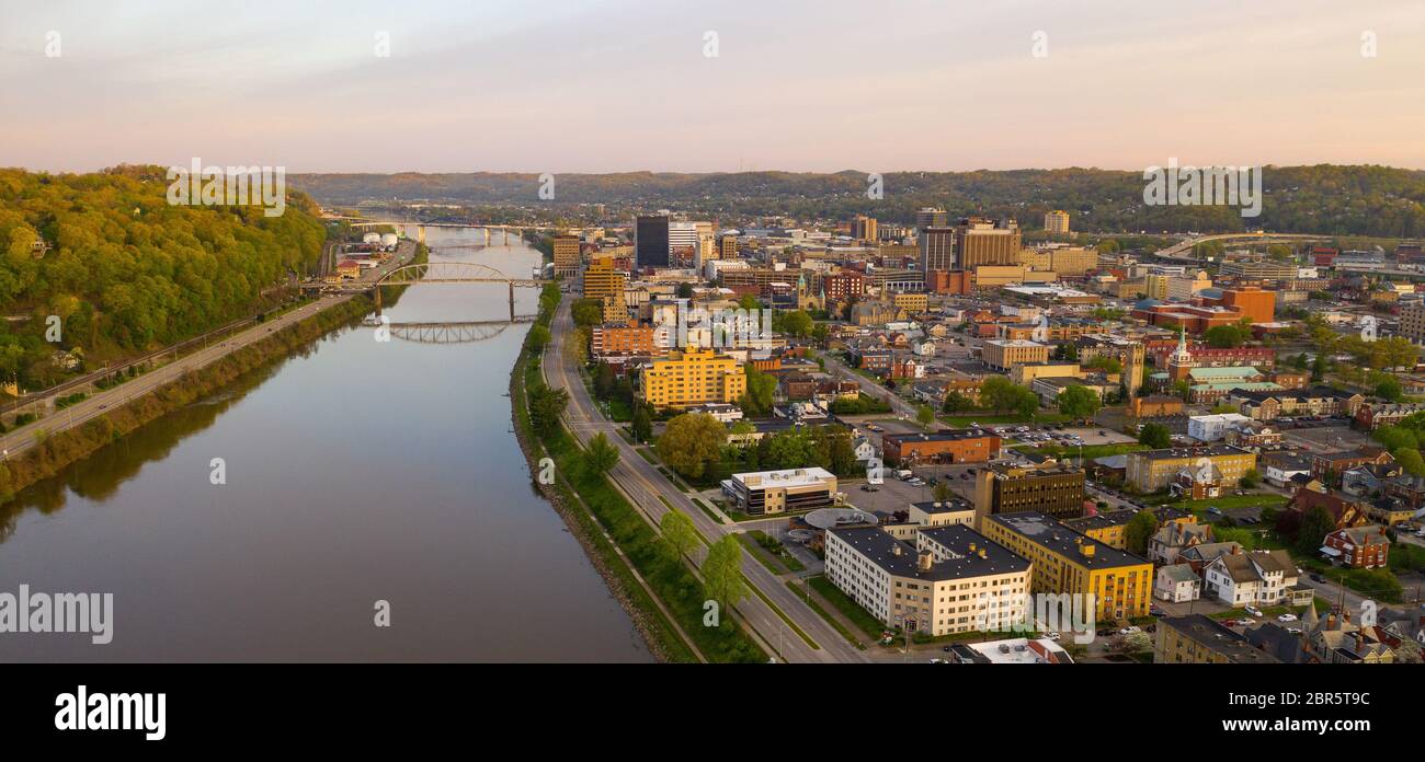 Lever du soleil se reflète dans la Kanawha River qui s'écoule lentement par le centre-ville pittoresque de Charleston West Virginia Banque D'Images