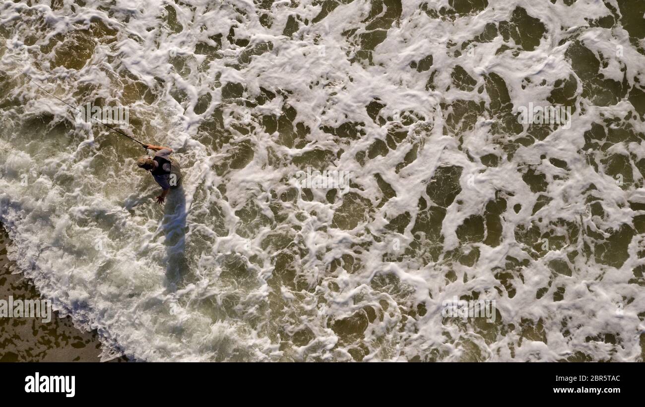 Mer Océan Pacifique Pêche Un homme entoure de Surf Banque D'Images