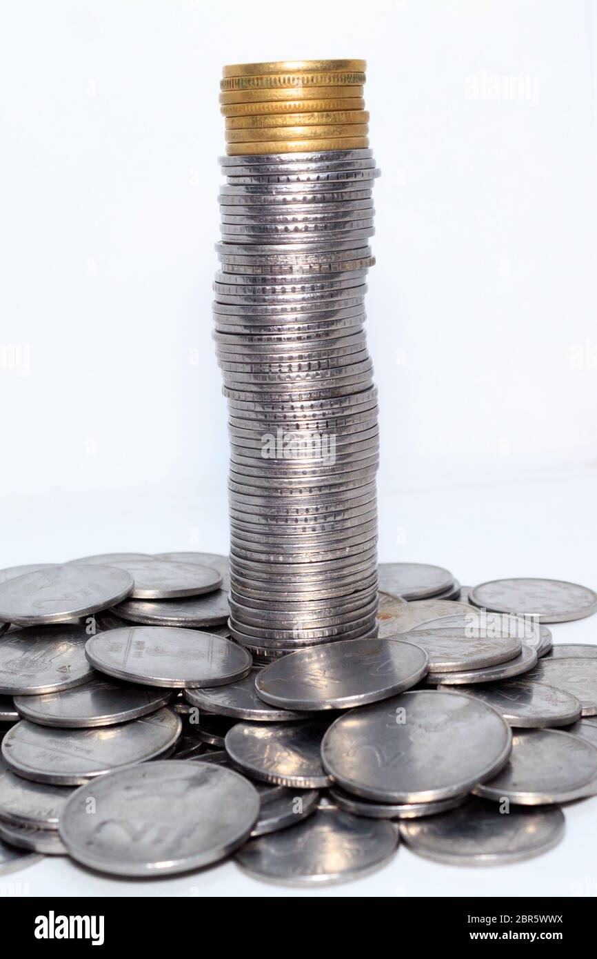 Stock de centaines de numéro 1, 10, 5 Roupie indienne monnaie pièce de métal isolé sur fond. L'investissement financier, l'économie, concept. Voyage et d'exc Banque D'Images