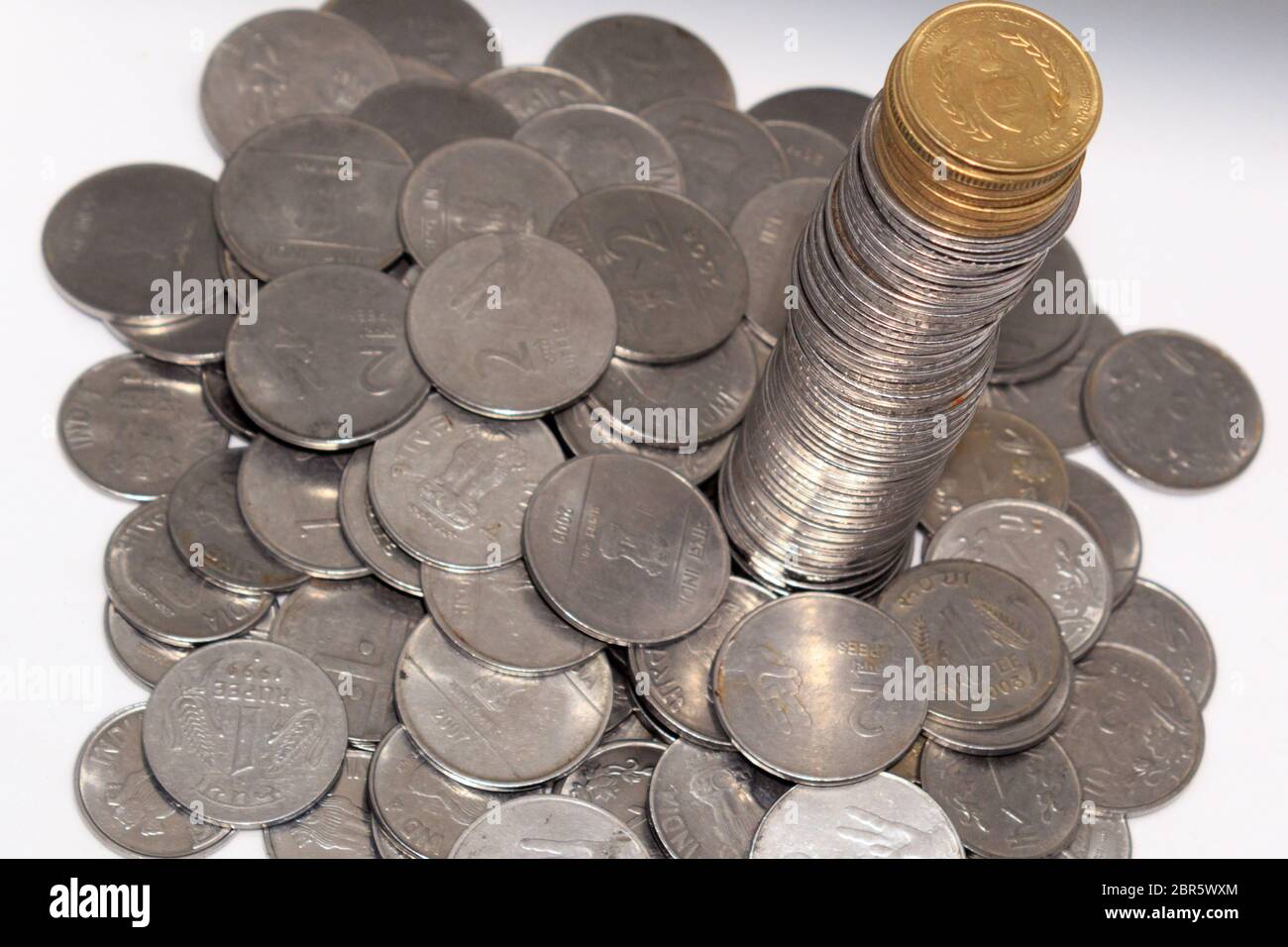 Stock de centaines de numéro 1, 10, 5 Roupie indienne monnaie pièce de métal isolé sur fond. L'investissement financier, l'économie, concept. Voyage et d'exc Banque D'Images