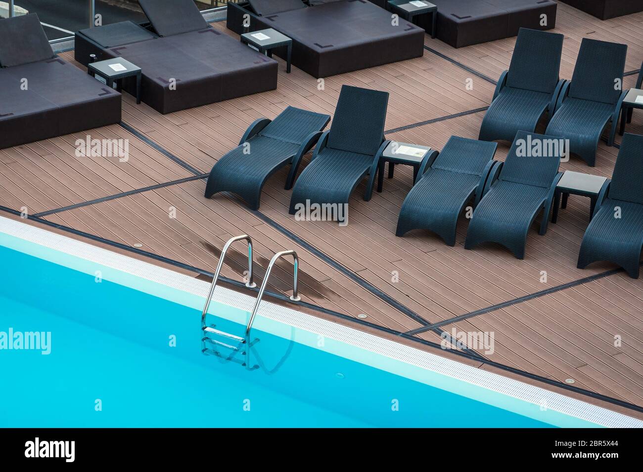 Piscine et transats pour la détente. Banque D'Images