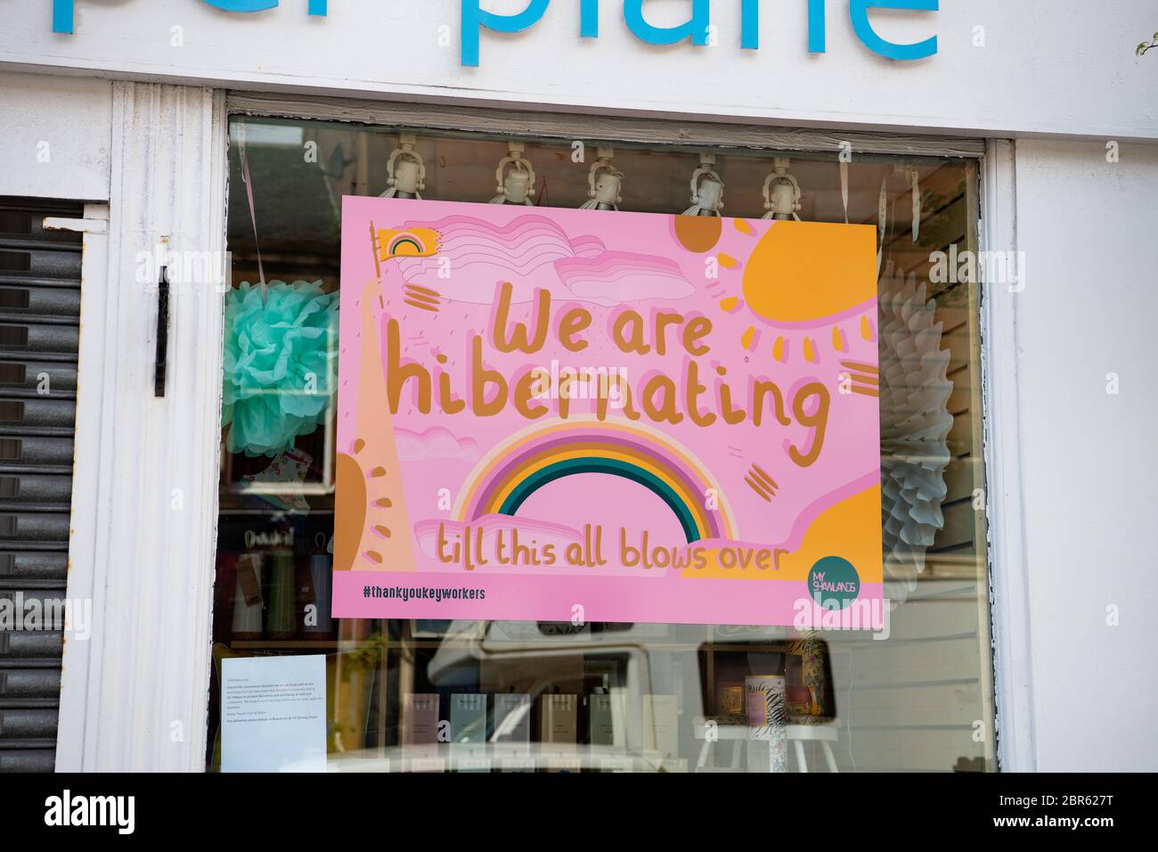 Nous sommes en hibernation signe sur la boutique pendant la pandémie de coronavirus, créé pour le district d'amélioration de My Shawlands, Shawlands, Glasgow, Écosse, Royaume-Uni Banque D'Images