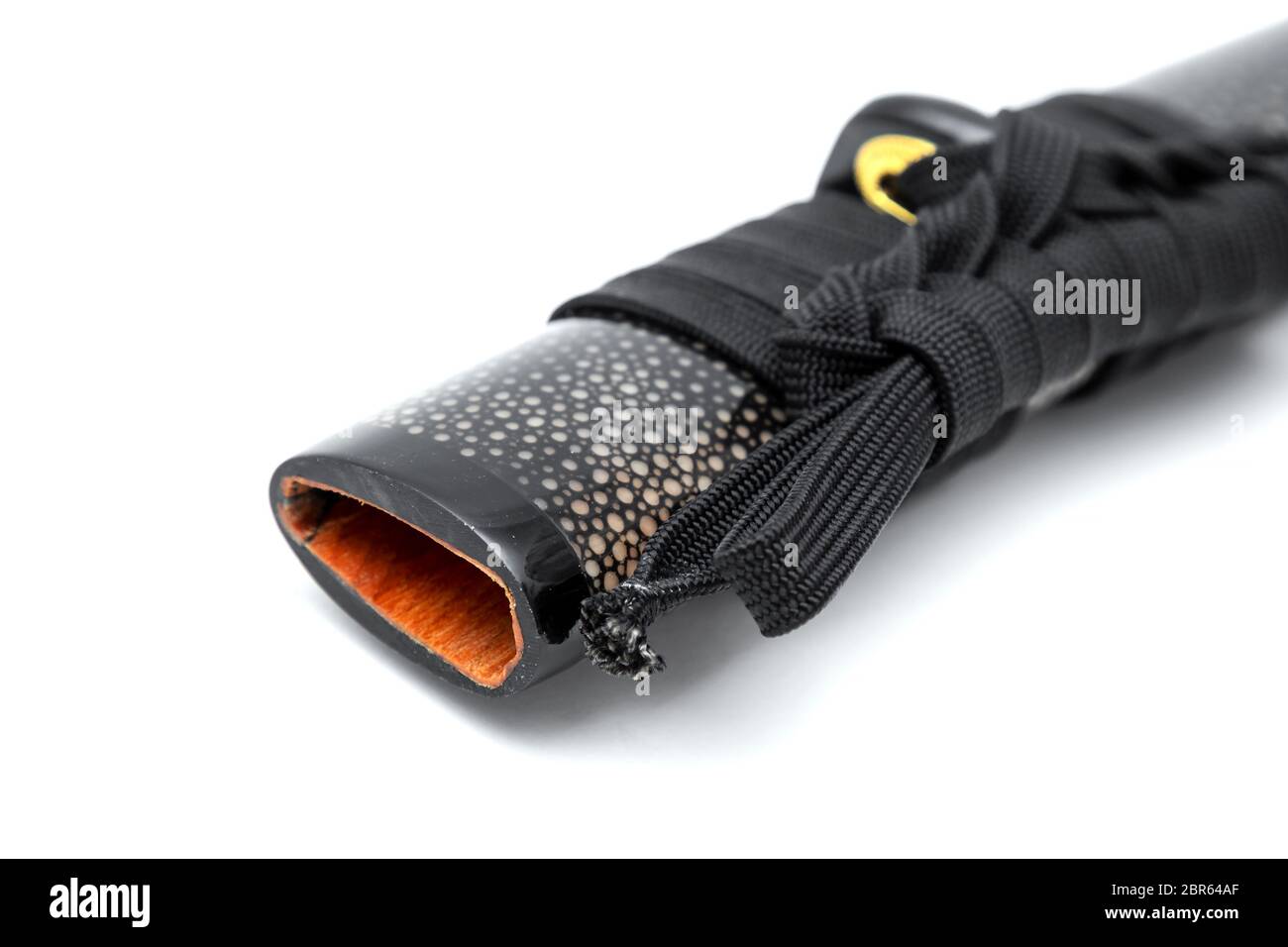 Saya  : fourreau de l'épée japonaise sur la peau avec ray enroulé fond blanc. Banque D'Images