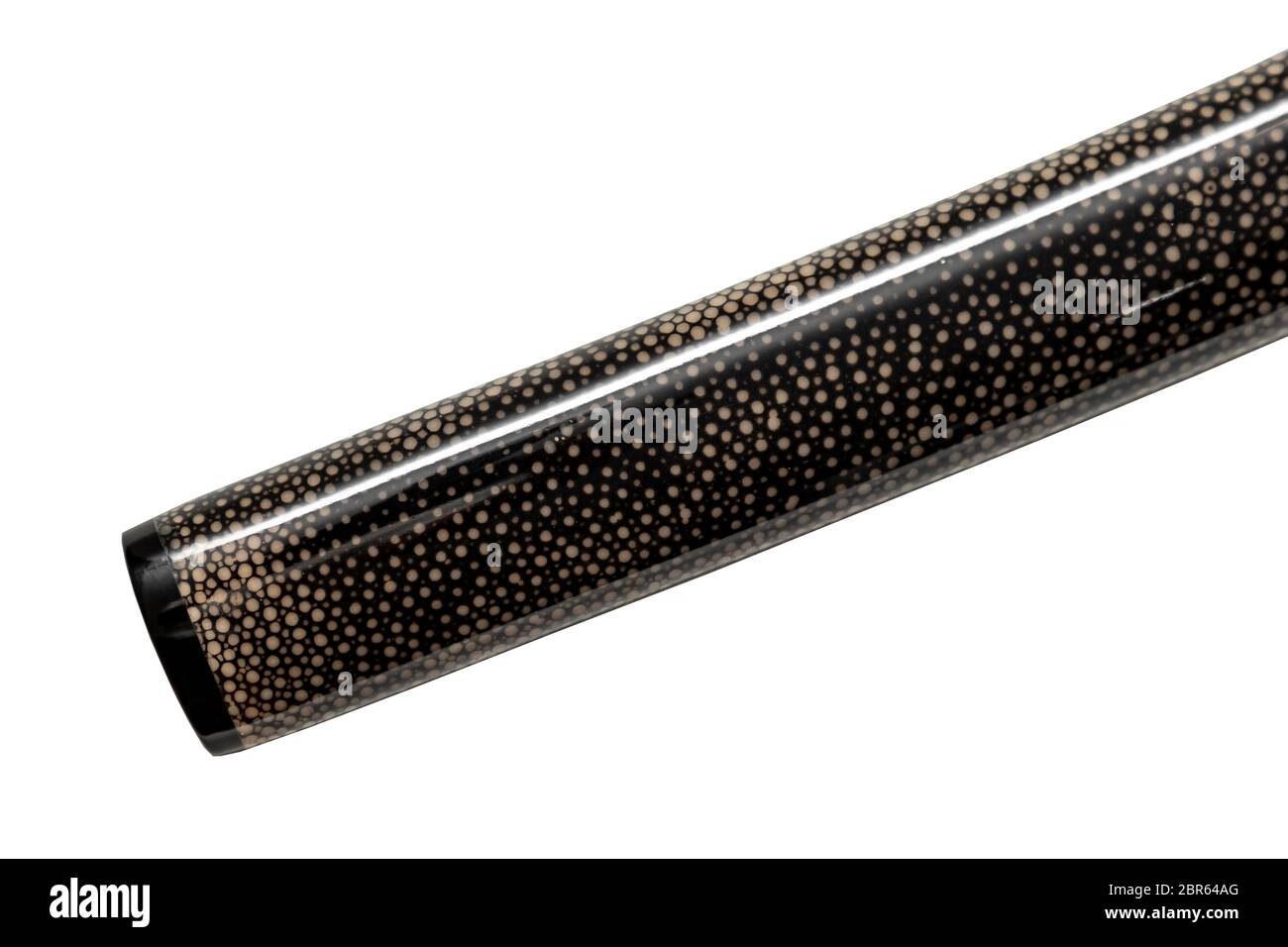Saya  : fourreau de l'épée japonaise sur la peau avec ray enroulé fond blanc. Banque D'Images