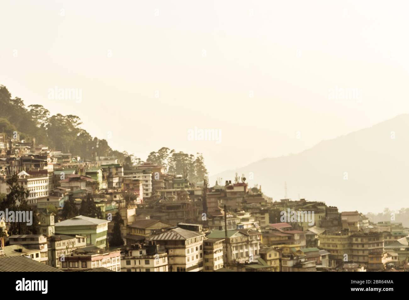 Belle vue panoramique de la ville de Gangtok, la plus grande ville de l'État indien de Sikkim, situé dans l'est de l'Himalaya dans le nord de l'Inde. Banque D'Images