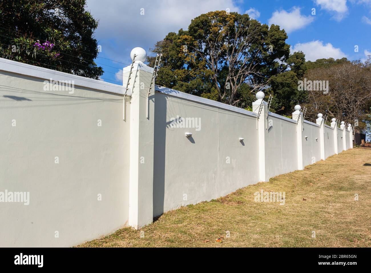Mur de clôture électrifiée pour la sécurité. Banque D'Images