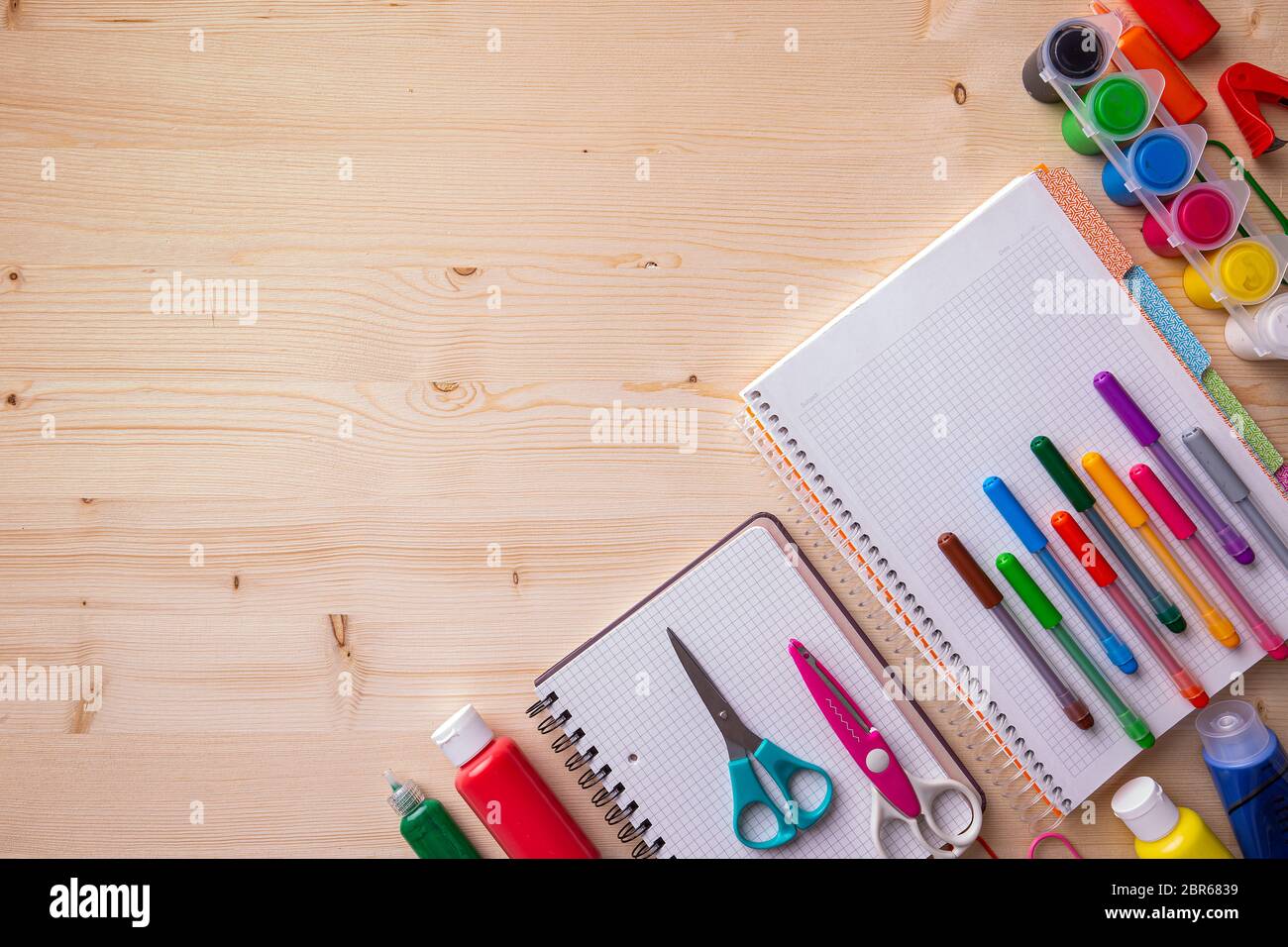 Les fournitures scolaires sur un bureau en bois avec copie espace. Concept Retour à l'école. Banque D'Images